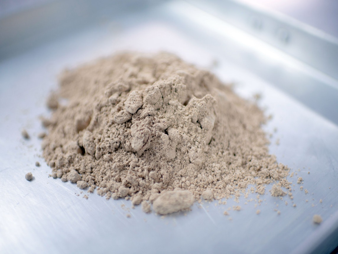 Das Archivbild (2018) zeigt Mehl aus getrockneten Hausgrillen: In der EU darf nun auch Pulver aus Heimchen und bestimmten Käfern im Essen landen.