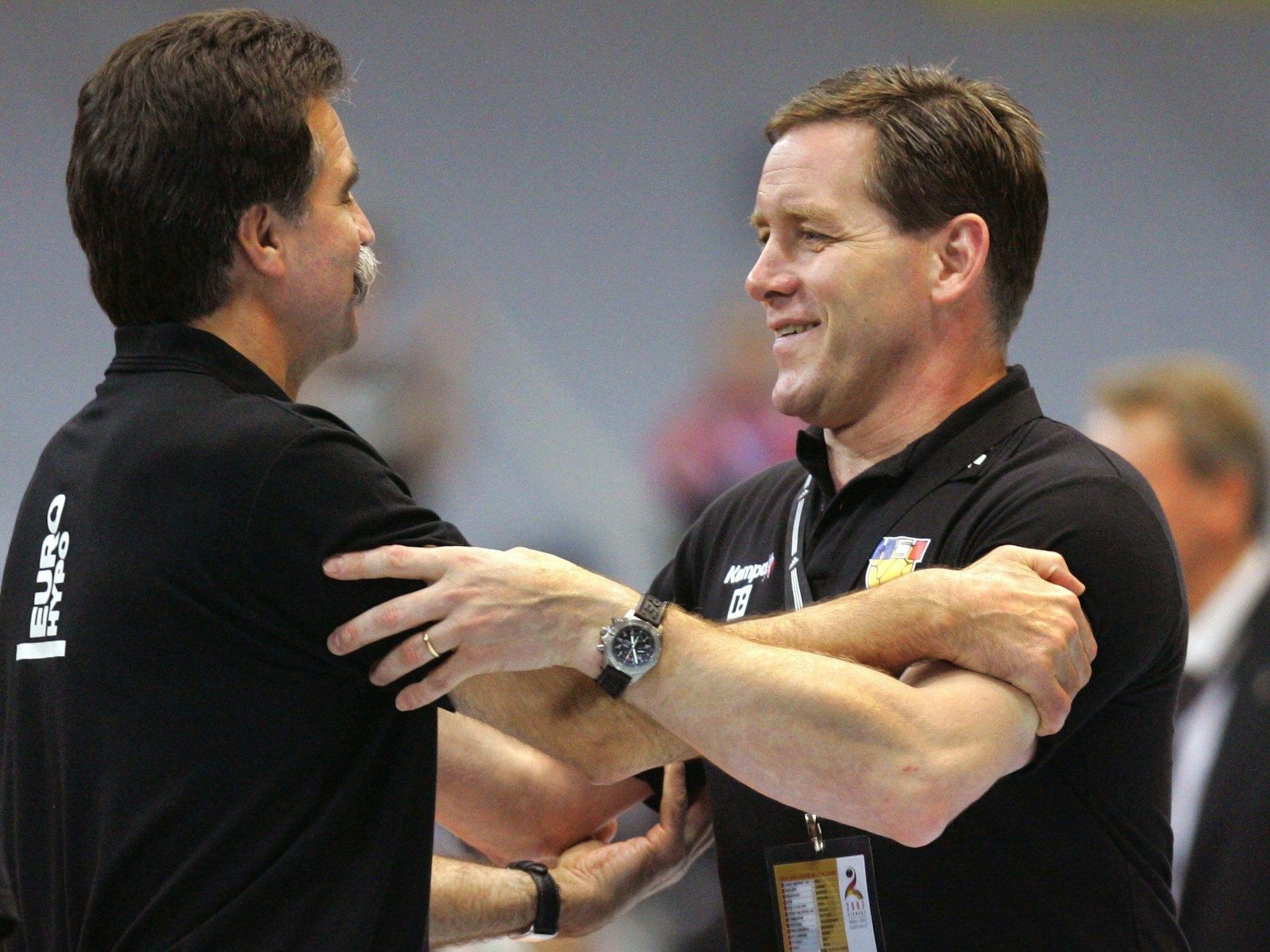 Handball-WM 2007 in Dortmund: Deutschlands Trainer Heiner Brand (l) und sein isländischer Kollege Alfred Gislason umfassen sich freundschaftlich nach dem Spiel. Die Begegnung endete 33:28.