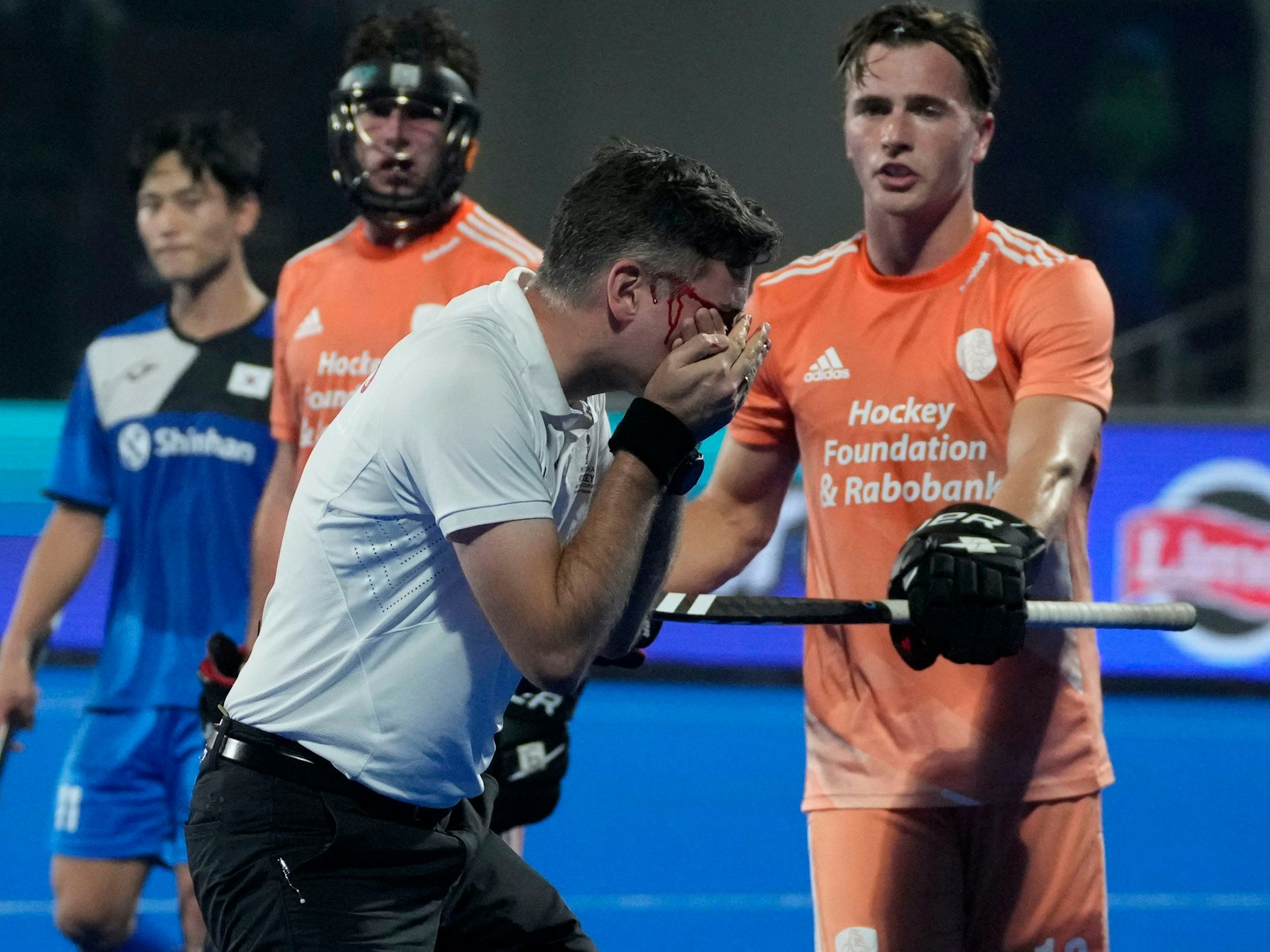 Autsch! Benjamin Göntgen wurde bei der Hockey-WM verletzt. Den Schiedsrichter traf ein Ball.