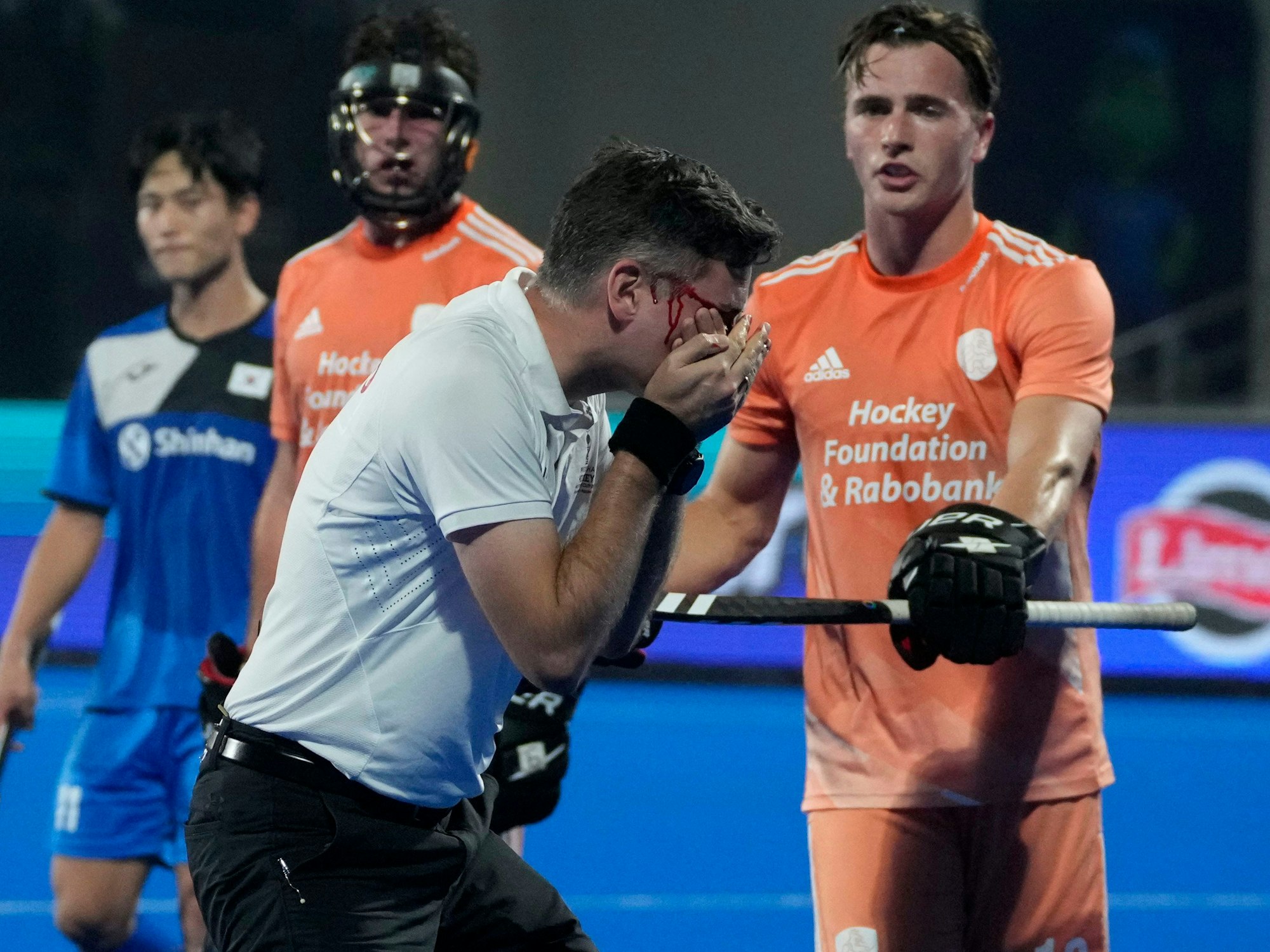 Autsch! Benjamin Göntgen wurde bei der Hockey-WM verletzt. Den Schiedsrichter traf ein Ball.