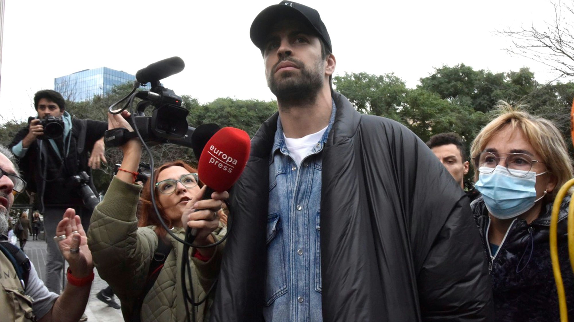 Gerard Piqué, umringt von zahlreichen Journalisten.