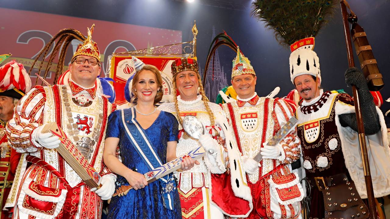 Das Kölner Dreigestirn mit dem Düsseldorfer Prinzenpaar am Mittwoch (26. Januar) im Kölner Gürzenich.