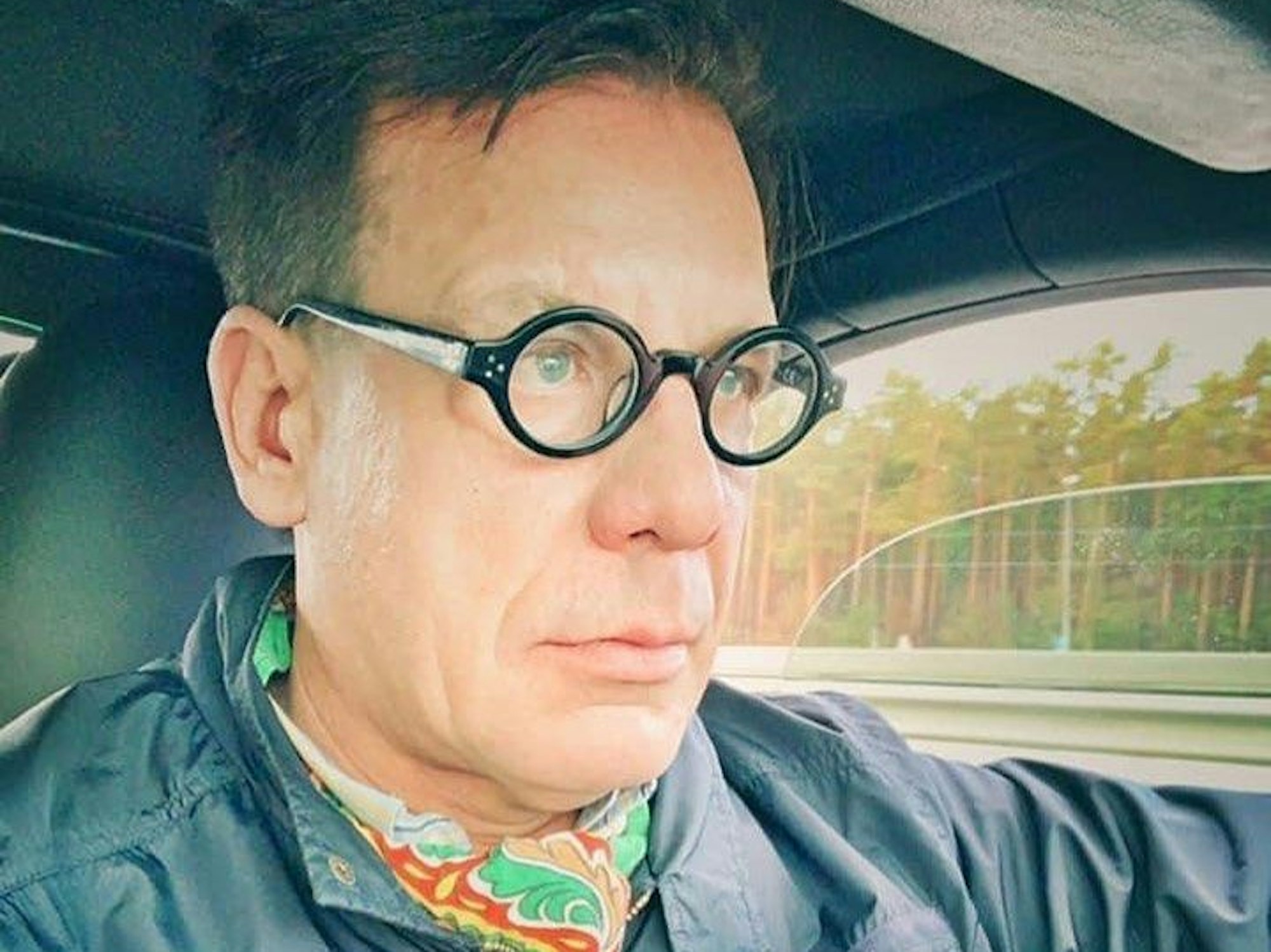 Sascha Henn, auf einem Instagram-Selfie, sitzt im Auto.