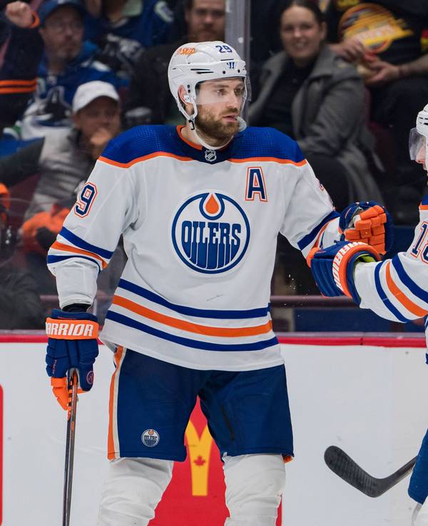 Leon Draisaitl klatscht mit einem Team.Kollegen ab.