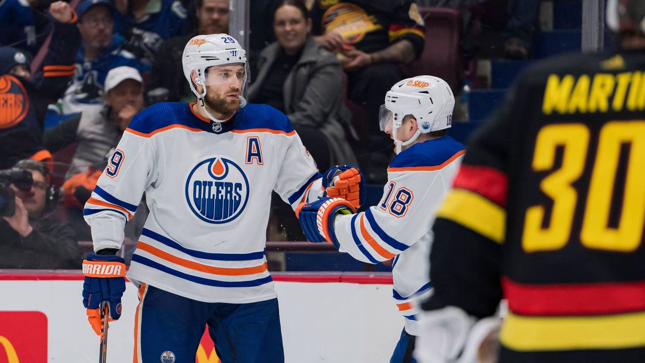 Leon Draisaitl klatscht mit einem Team.Kollegen ab.