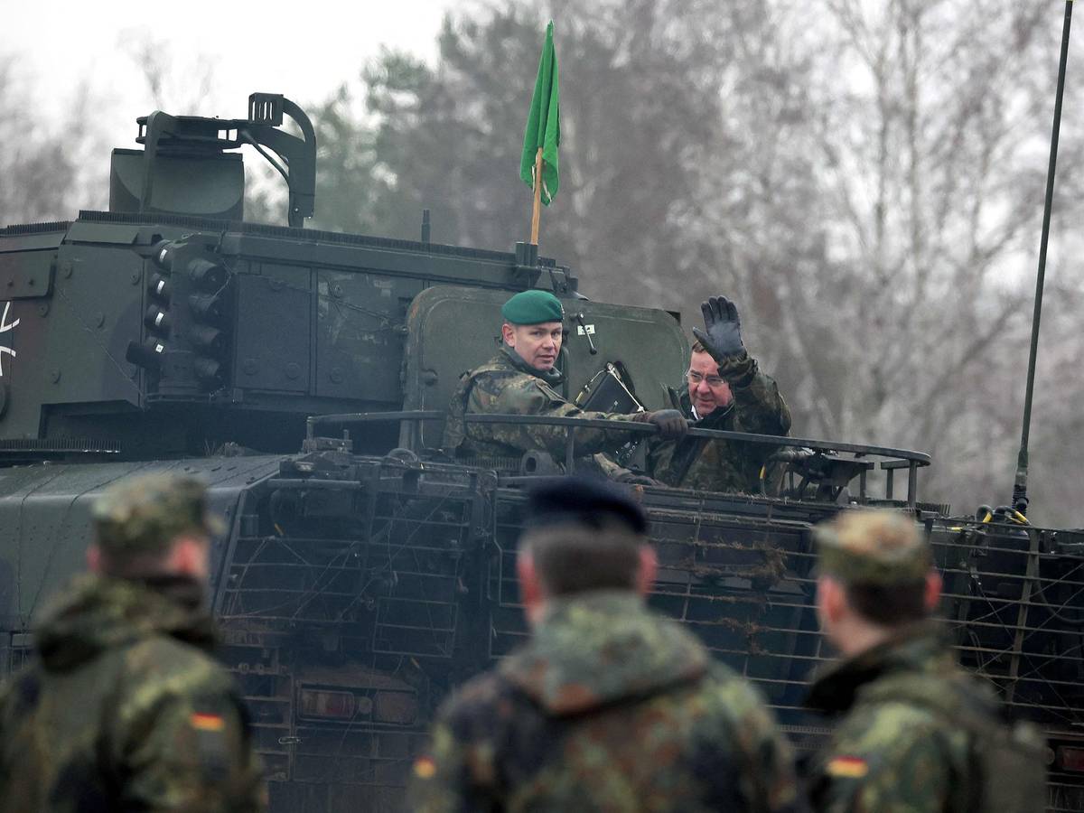 Der neue deutsche Verteidigungsminister Boris Pistorius (r.) winkt der Truppe auf dem Truppenübungsplatz Altengrabow von einem Schützenpanzer Puma aus zu.