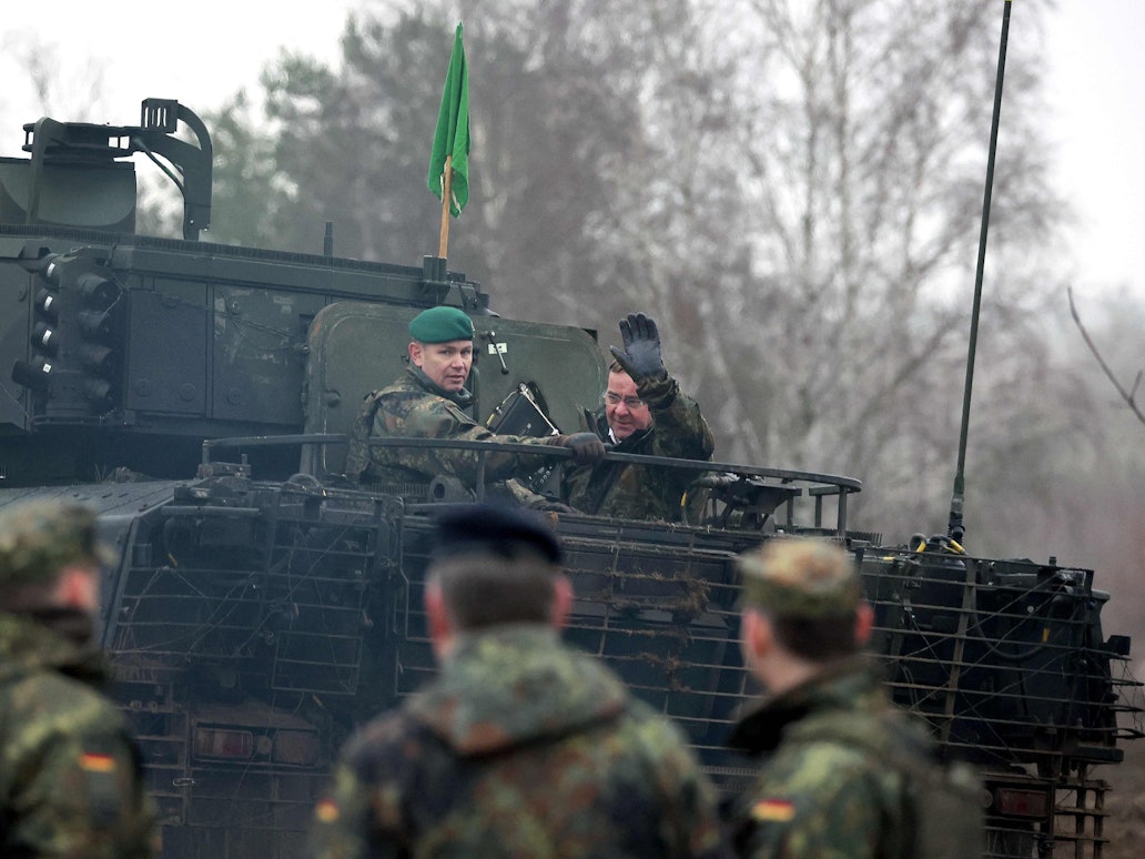 Der neue deutsche Verteidigungsminister Boris Pistorius (r.) winkt der Truppe auf dem Truppenübungsplatz Altengrabow von einem Schützenpanzer Puma aus zu.