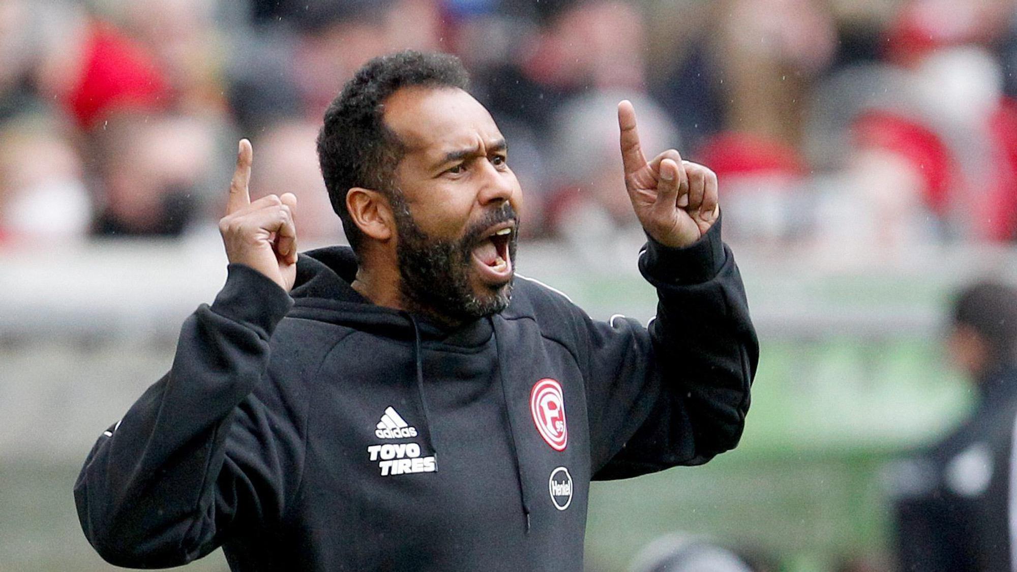Daniel Thioune, Trainer von Fortuna Düsseldorf, bejubelt einen Treffer seines Teams.
