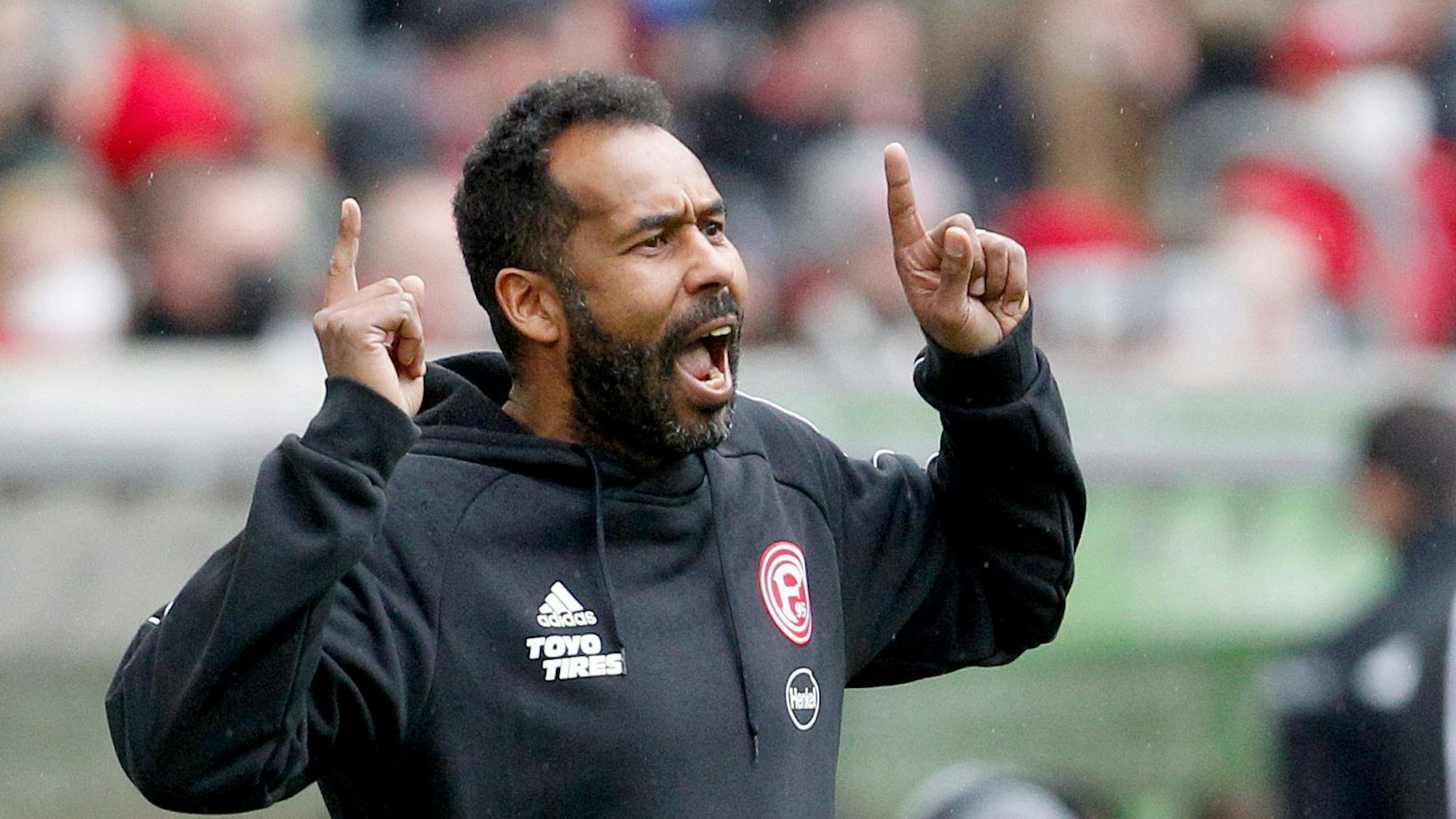 Daniel Thioune, Trainer von Fortuna Düsseldorf, bejubelt einen Treffer seines Teams.