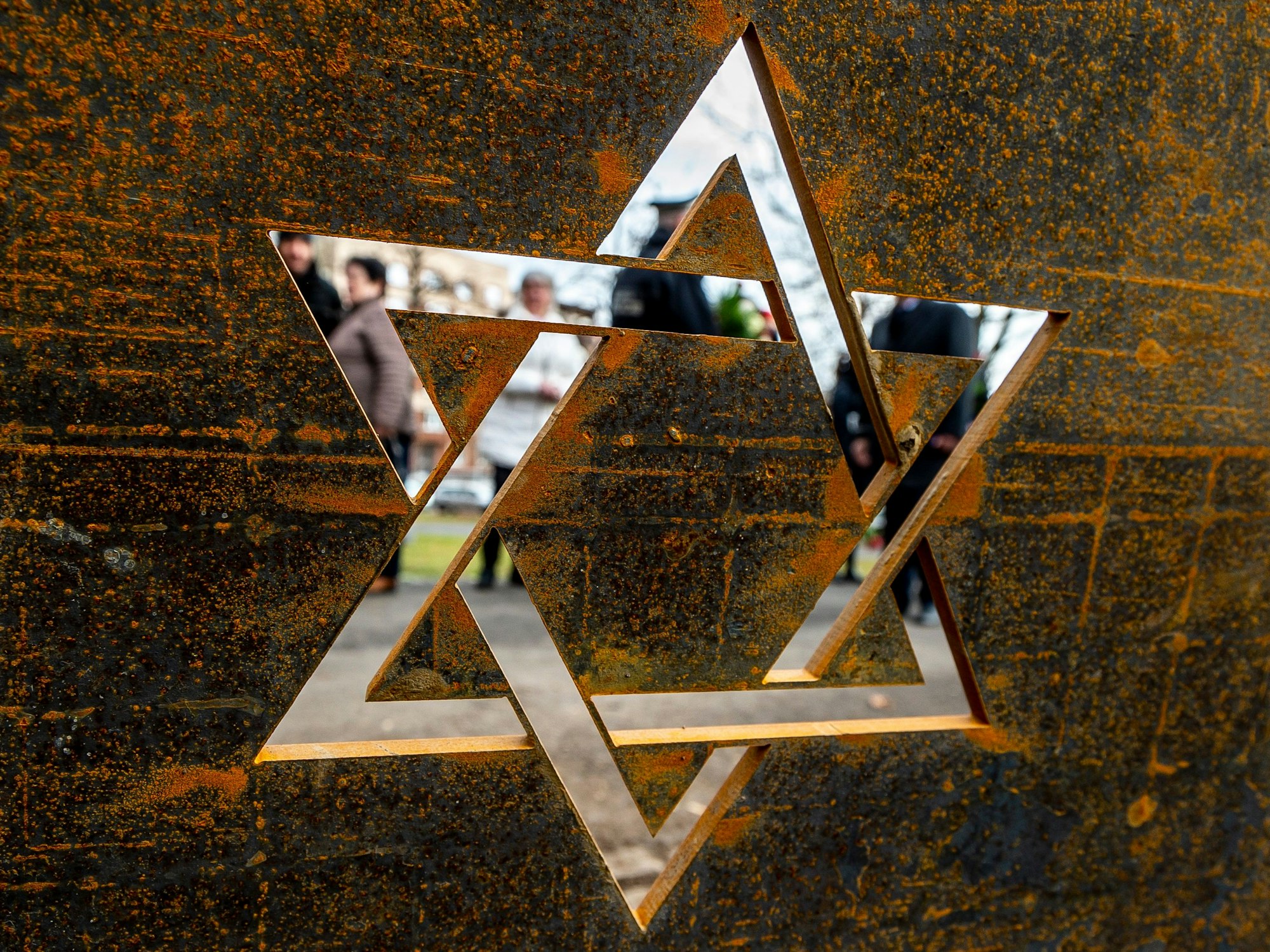 Das Symbolfoto aus dem Jahr 2022 zeigt einen in eine Platte gearbeiteten Davidstern.