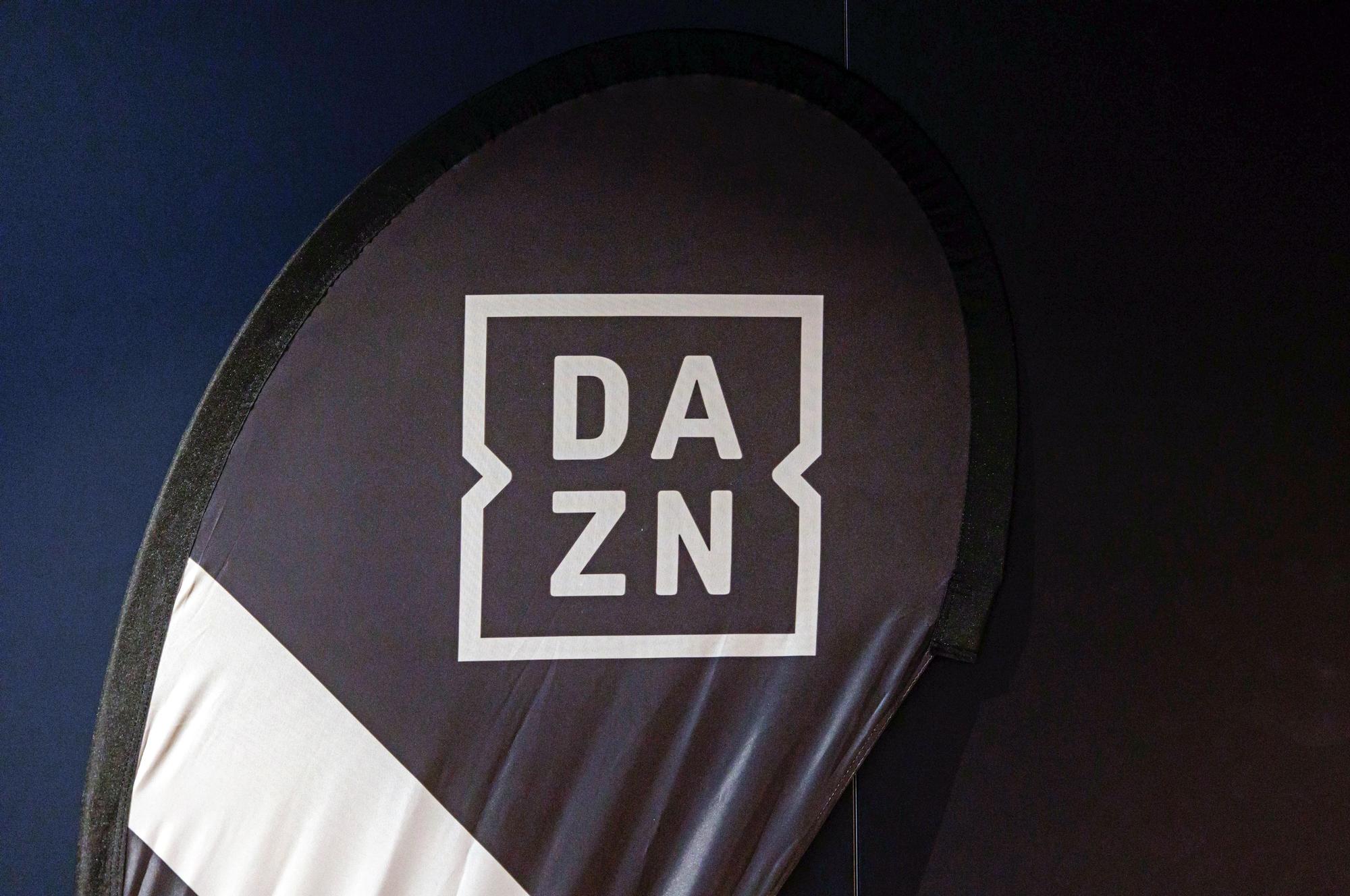 Das DAZN-Logo auf einem Banner.