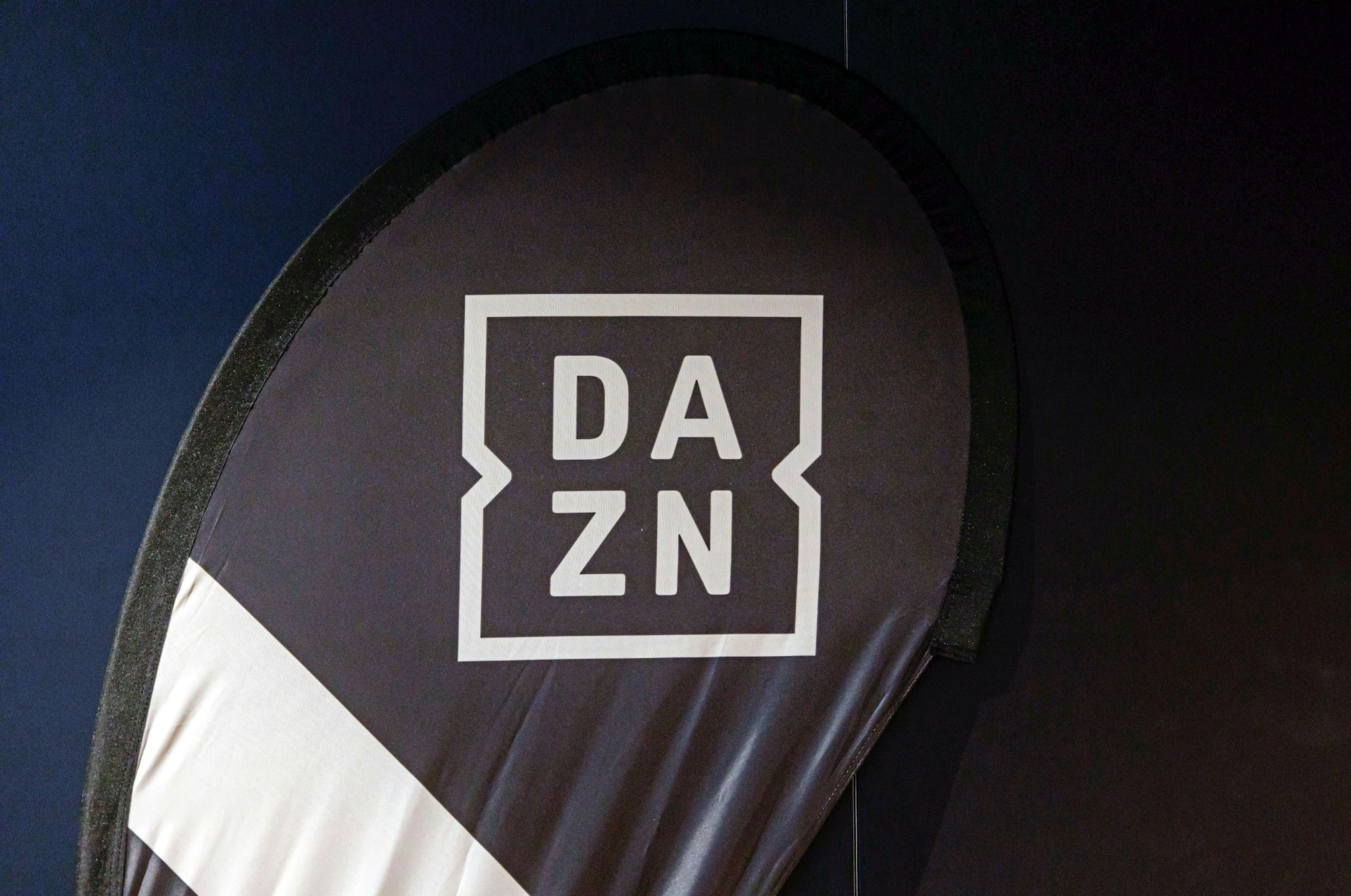 Das DAZN-Logo auf einem Banner.
