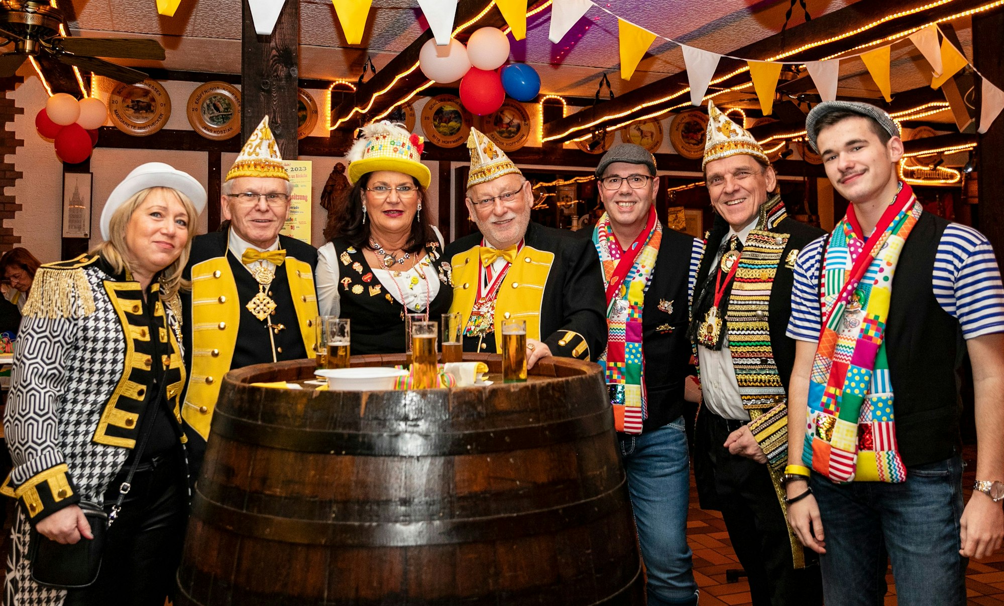 Feiernde bei den Höhenhauser Naaksühle im Schützenheim.