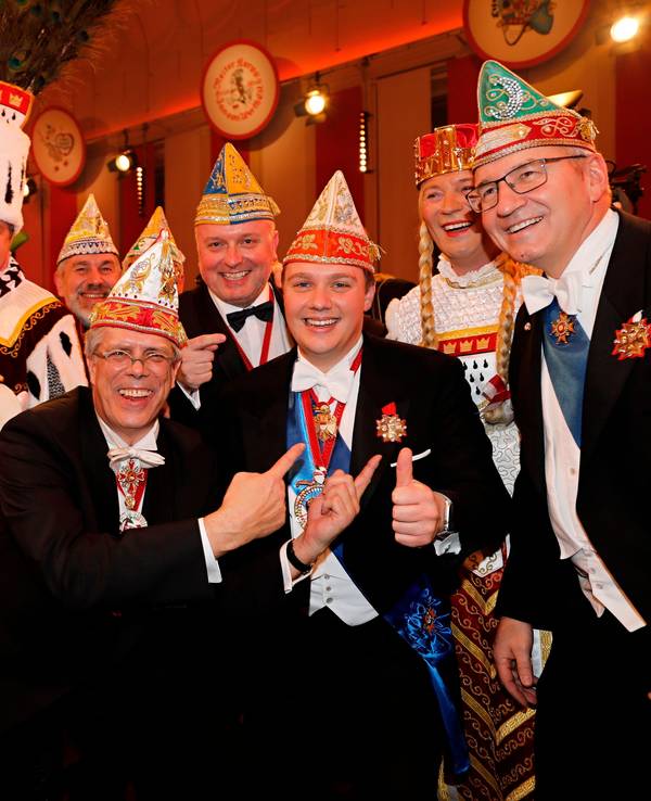 Prinzenproklamtion am 10.01.2020 im Gürzenich: Insgesamt neun Männer haben sich für ein Foto aufgestellt und grinsen in die Kamera.