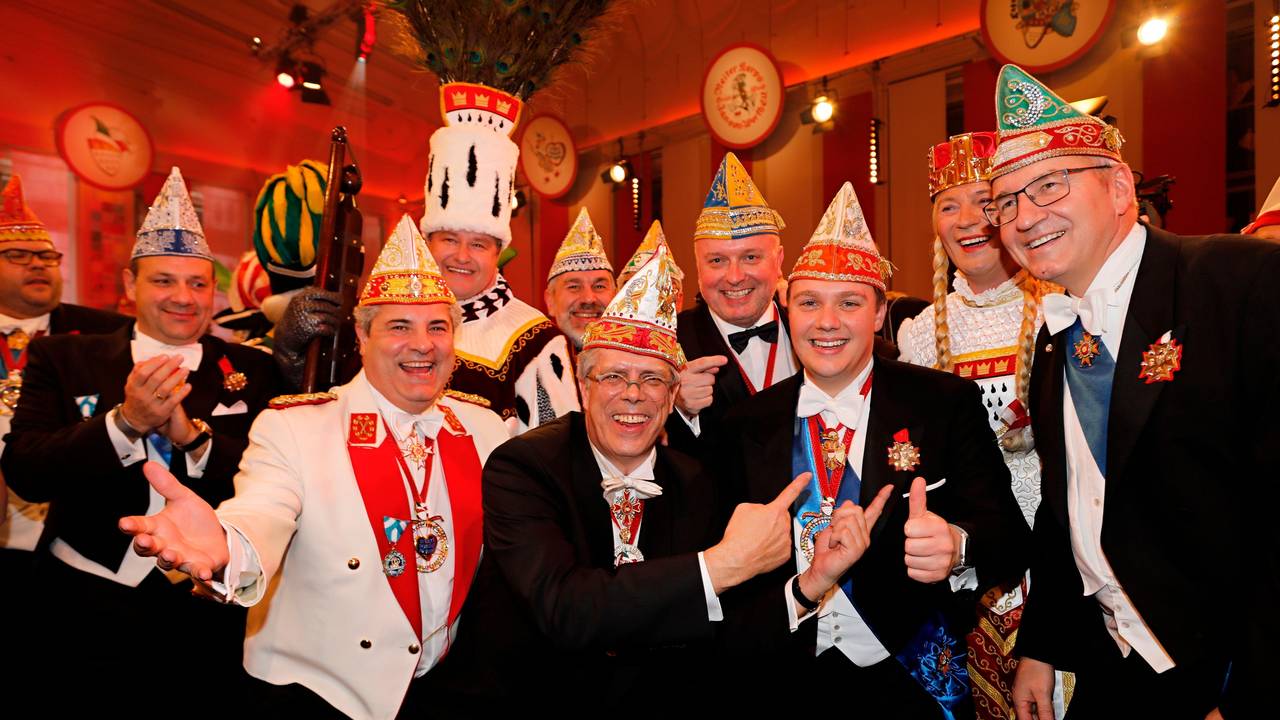 Prinzenproklamtion am 10.01.2020 im Gürzenich: Insgesamt neun Männer haben sich für ein Foto aufgestellt und grinsen in die Kamera.