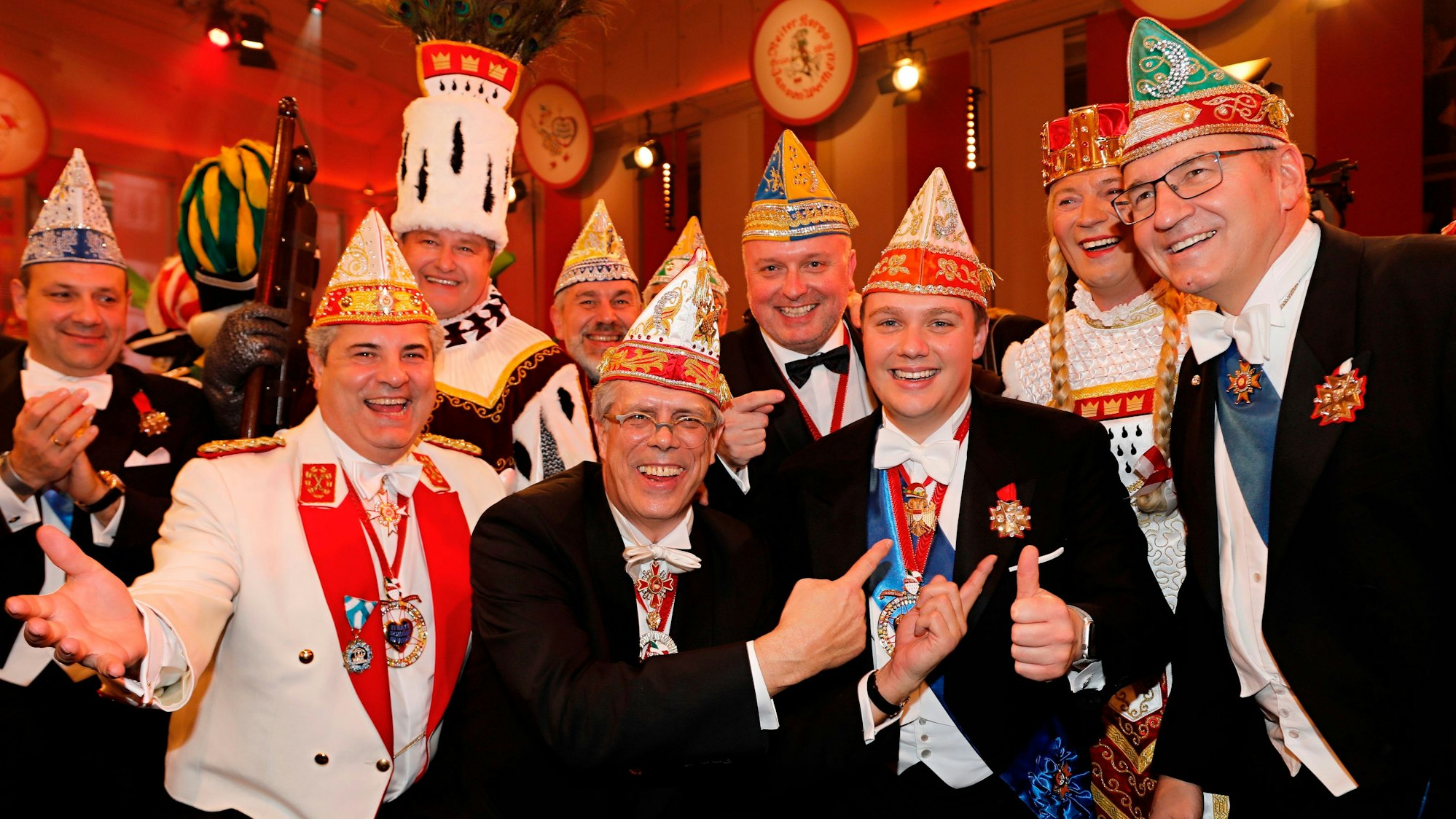 Prinzenproklamtion am 10.01.2020 im Gürzenich: Insgesamt neun Männer haben sich für ein Foto aufgestellt und grinsen in die Kamera.