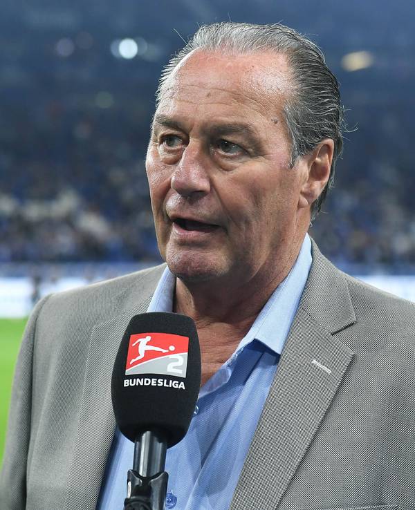 Huub Stevens gibt im Schalker Stadion ein Interview.
