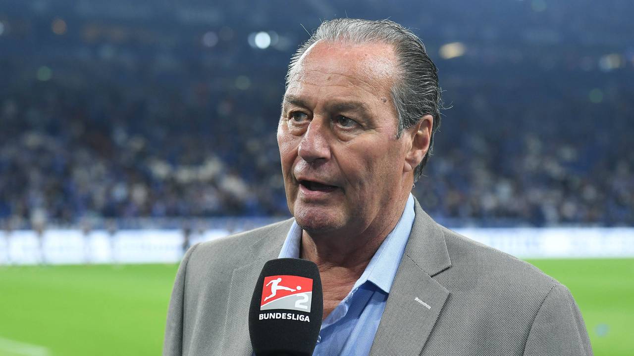 Huub Stevens gibt im Schalker Stadion ein Interview.