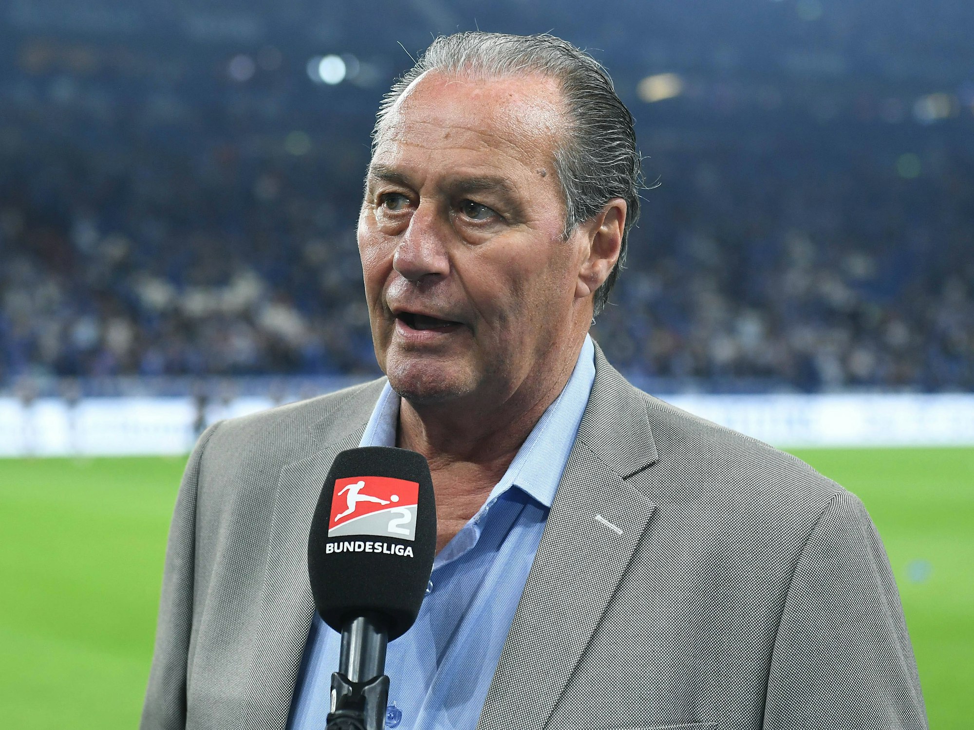 Huub Stevens gibt im Schalker Stadion ein Interview.