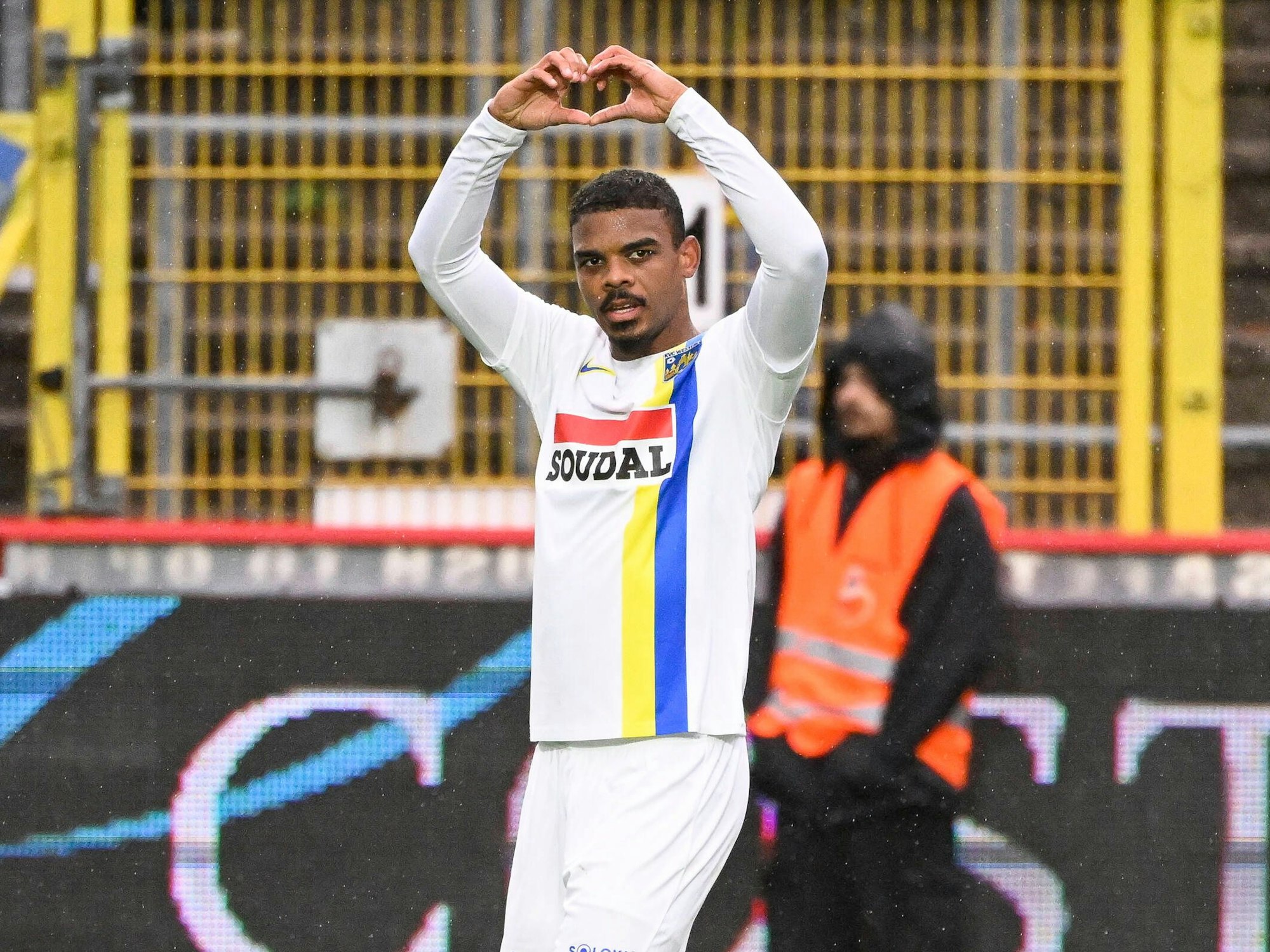 Lyle Foster formt seine Hände nach einem Treffer zu einem Herzen.