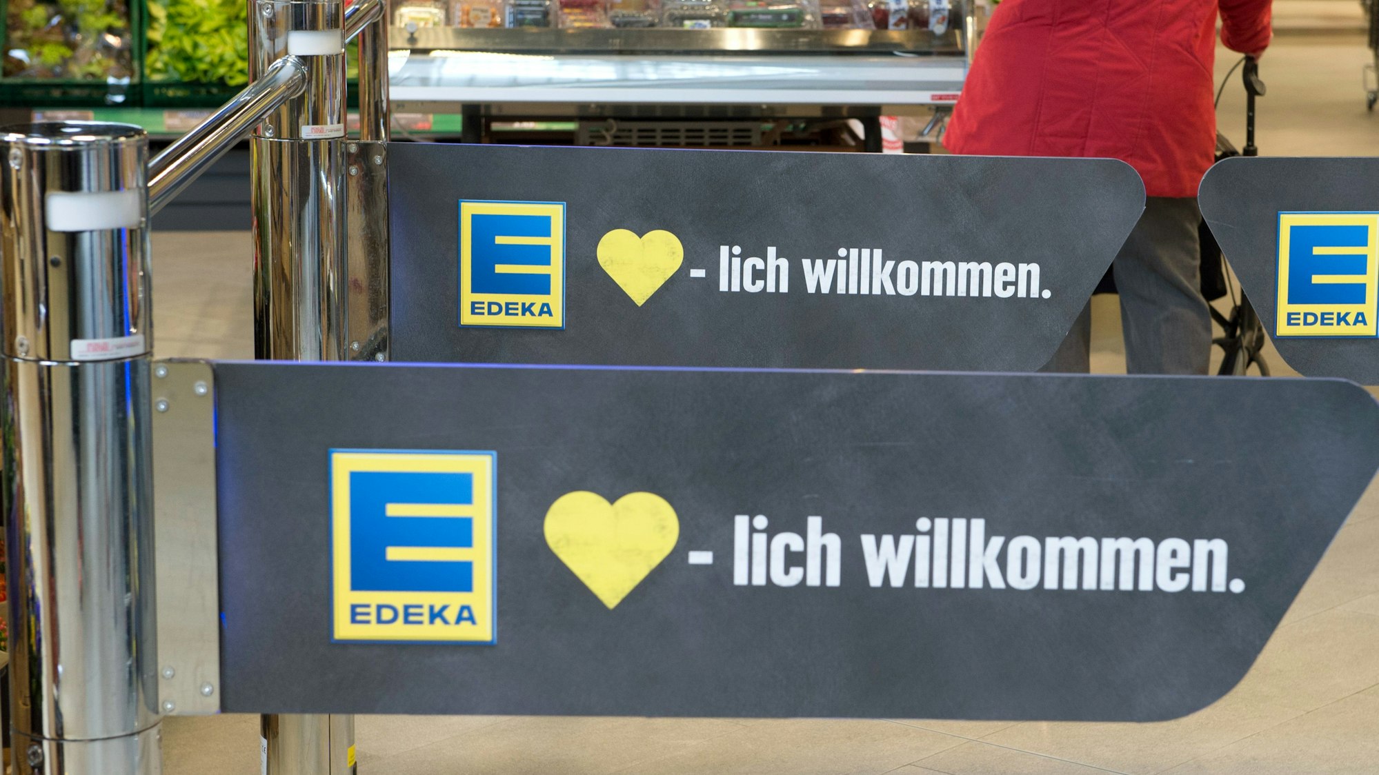 Das Symbolfoto aus dem Jahr 2017 zeigt den Eingangsbereich einer Edeka-Filiale.
