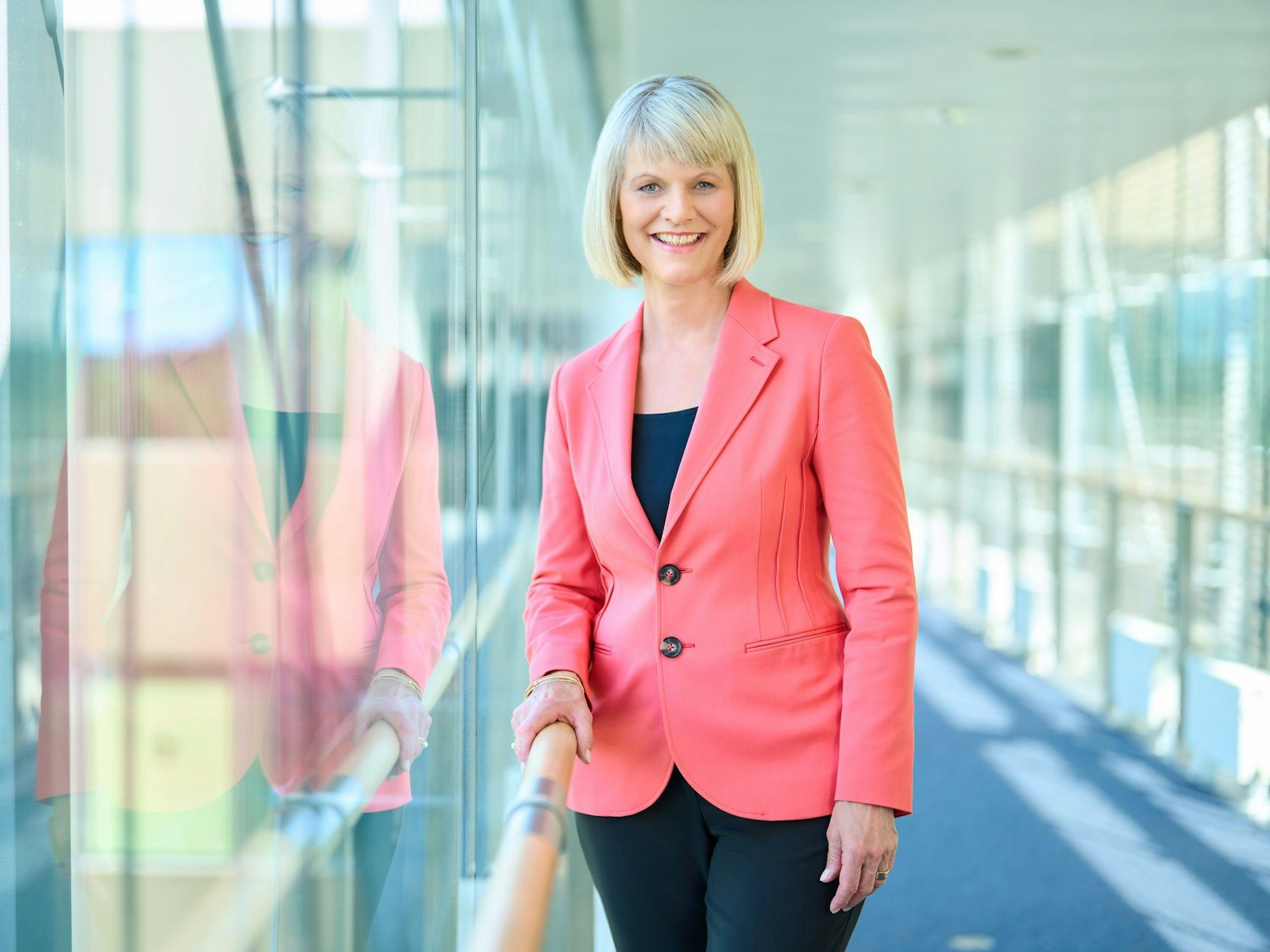 Gundula Gause posiert für den Fotografen auf den Gängen des ZDF.