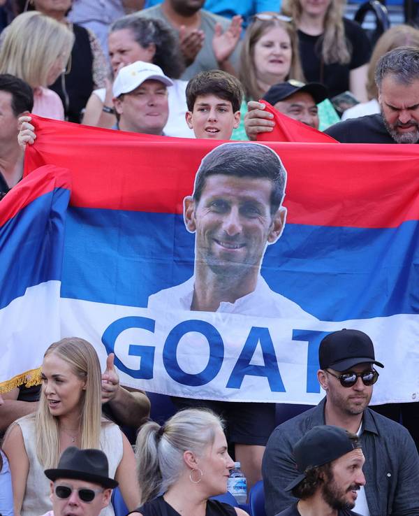 Fans von Novak Djokovic mit serbischen Flaggen.