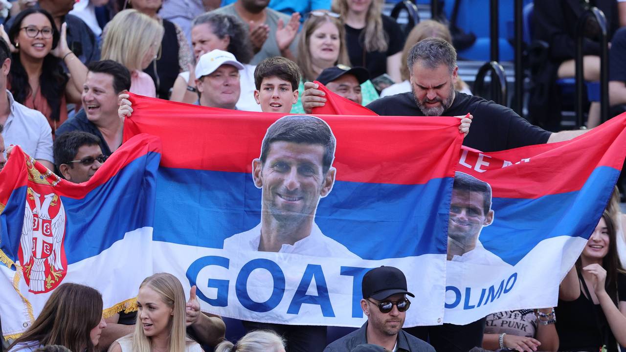 Fans von Novak Djokovic mit serbischen Flaggen.