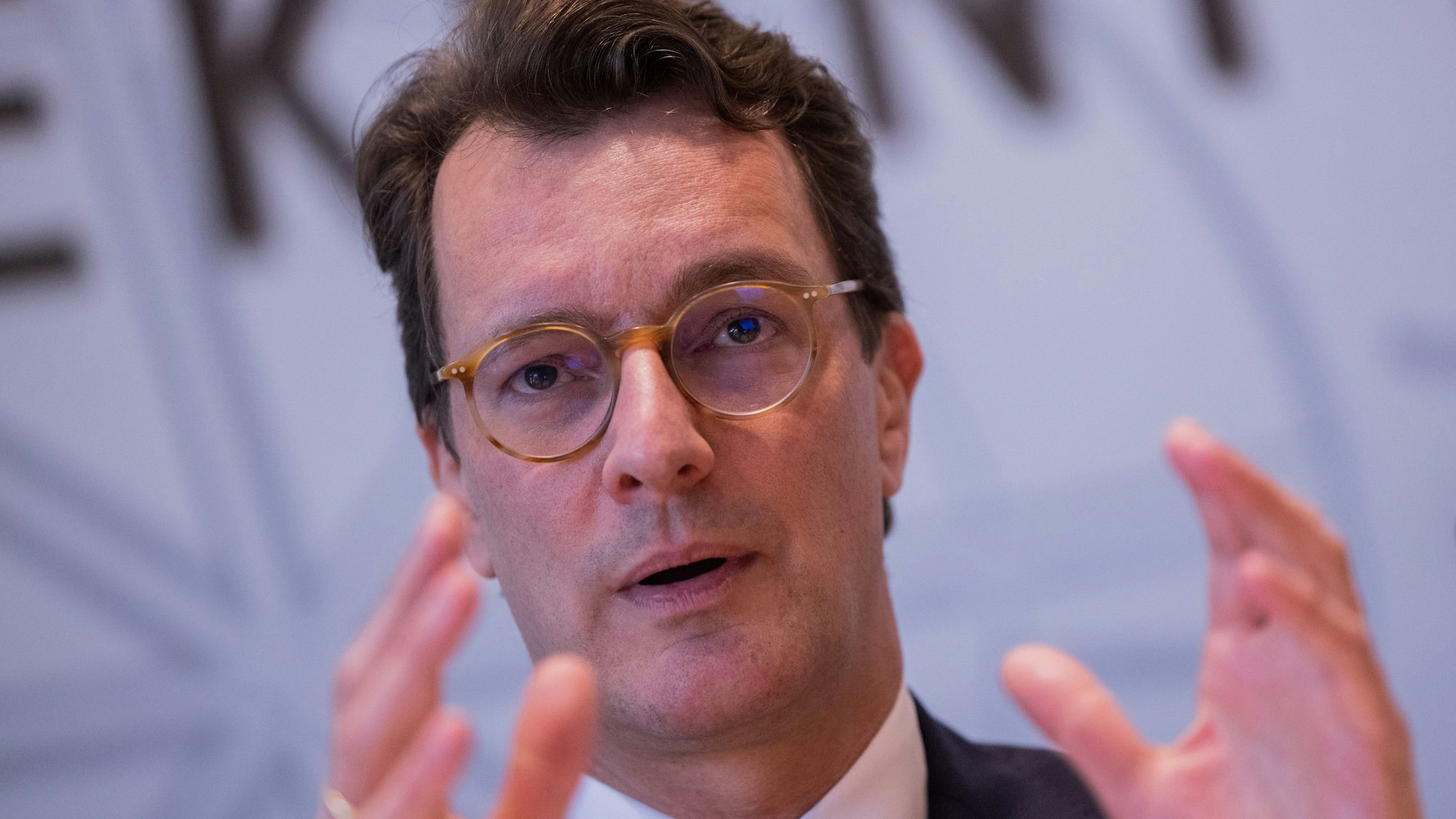 NRW-Ministerpräsident Hendrik Wüst spricht bei einer Landespressekonferenz im Düsseldorfer Landtag.