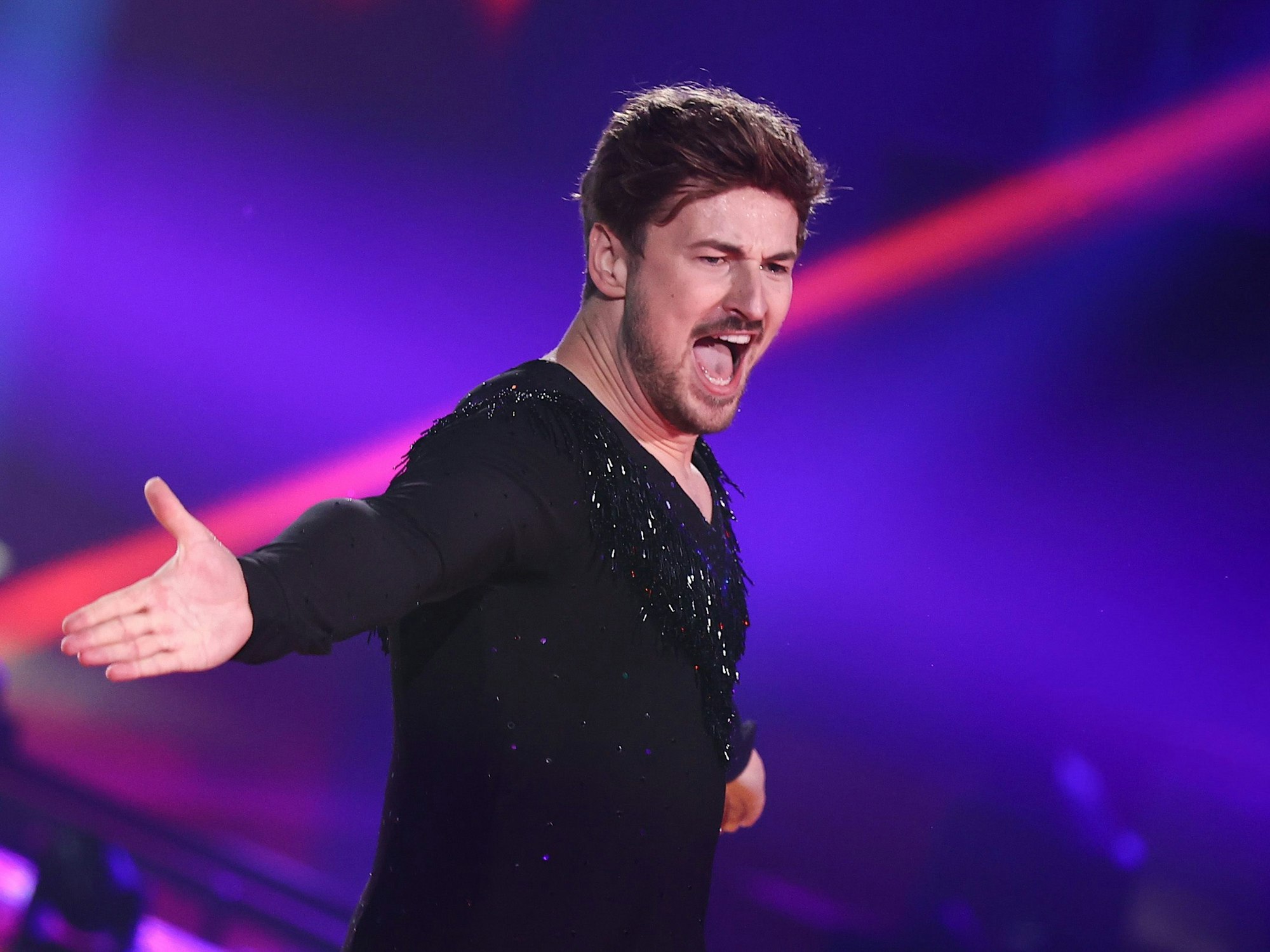 Nicolas Puschmann tanzt während der neunten RTL-Show von „Let's Dance“ zu „I'm Coming Out und „Ain't No Mountain High Enough“.
