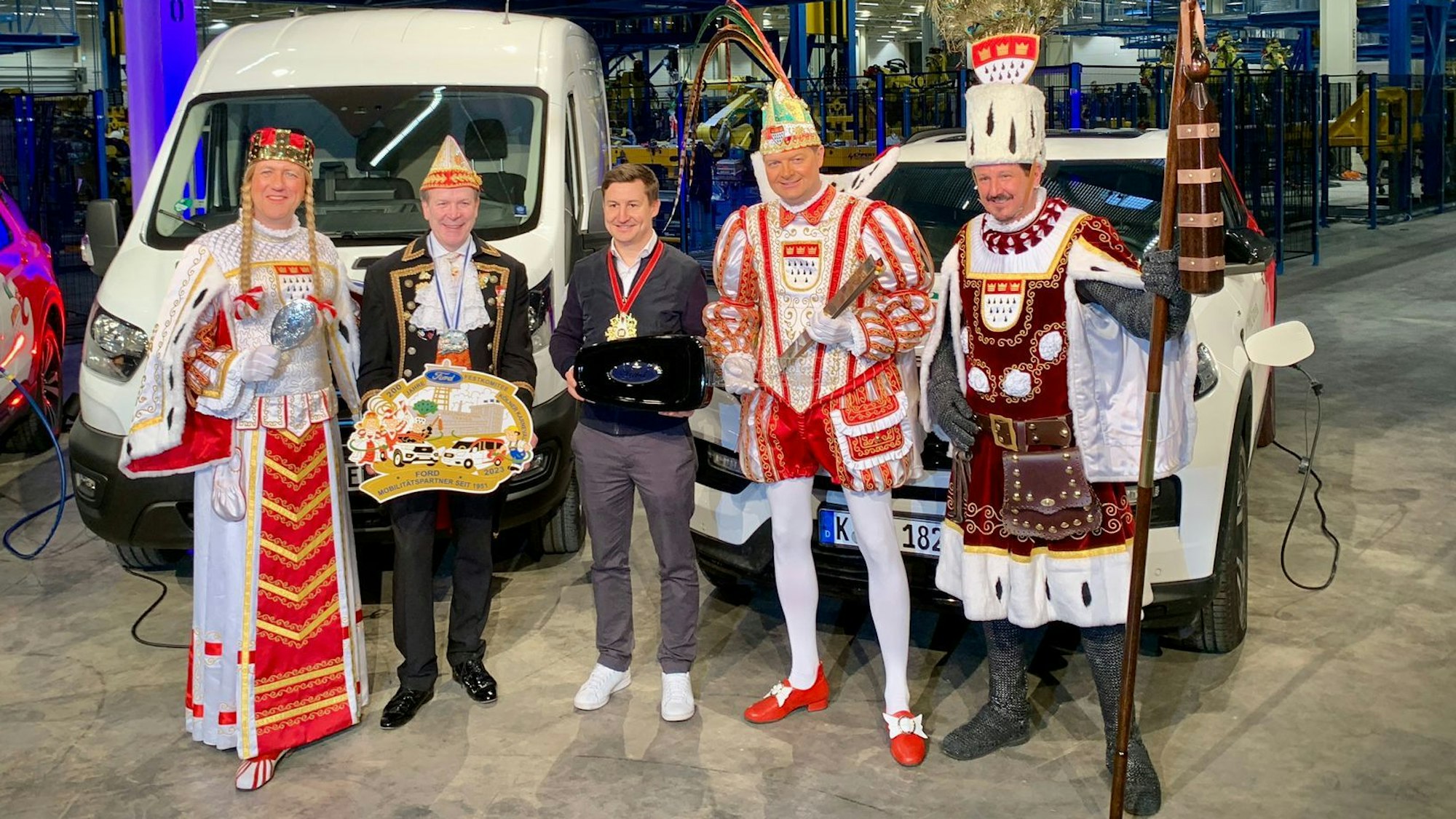Jungfrau Agrippina, Festkomitee-Präsident Christoph Kuckelkorn, Marketing-Geschäftsführer Christian Weingärtner (Ford), Prinz Boris I. und Bauer Marco bei der Schlüsselübergabe des Autoherstellers für das Kölner Dreigestirn am Donnerstag (26. Januar 2023).