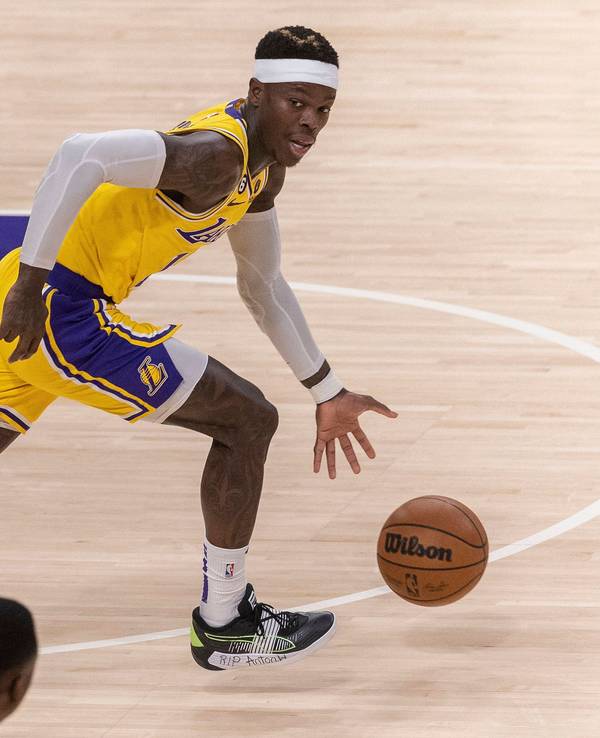 Dennis Schröder dribbelt mit dem Ball.