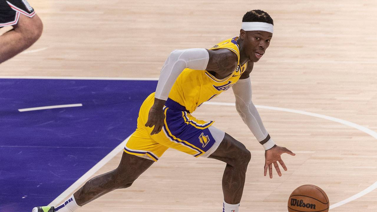 Dennis Schröder dribbelt mit dem Ball.