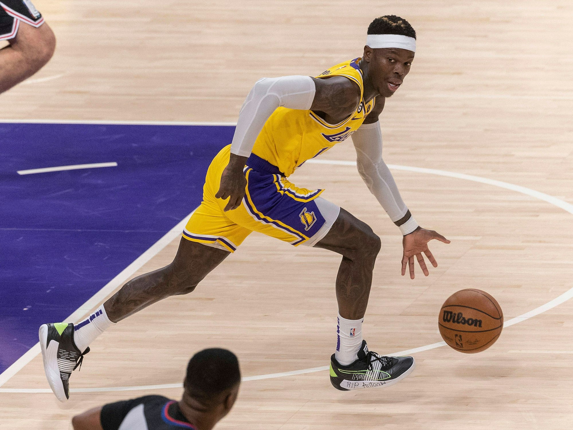 Dennis Schröder dribbelt mit dem Ball.