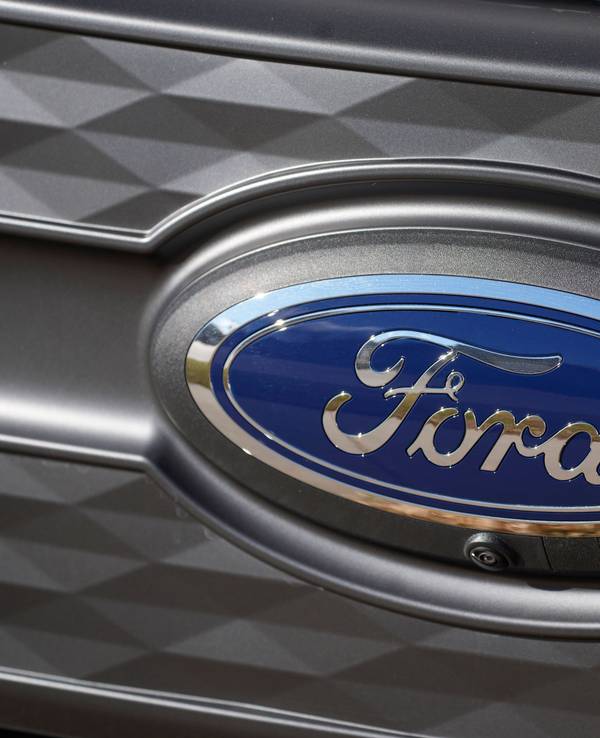 Das Firmenlogo von Ford leuchtet auf dem Kühlergrill eines unverkauften Pickups vom Typ F-150 Lightning bei einem Ford-Händler im Südosten von Denver.