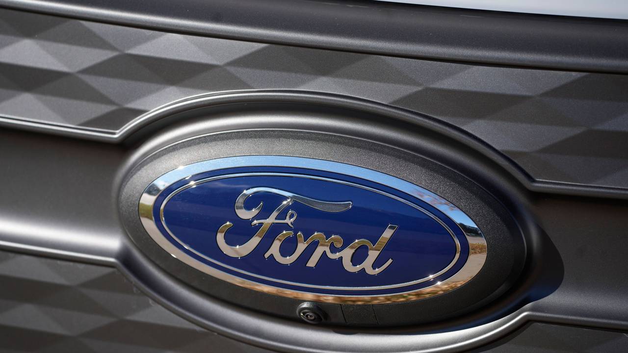 Das Firmenlogo von Ford leuchtet auf dem Kühlergrill eines unverkauften Pickups vom Typ F-150 Lightning bei einem Ford-Händler im Südosten von Denver.