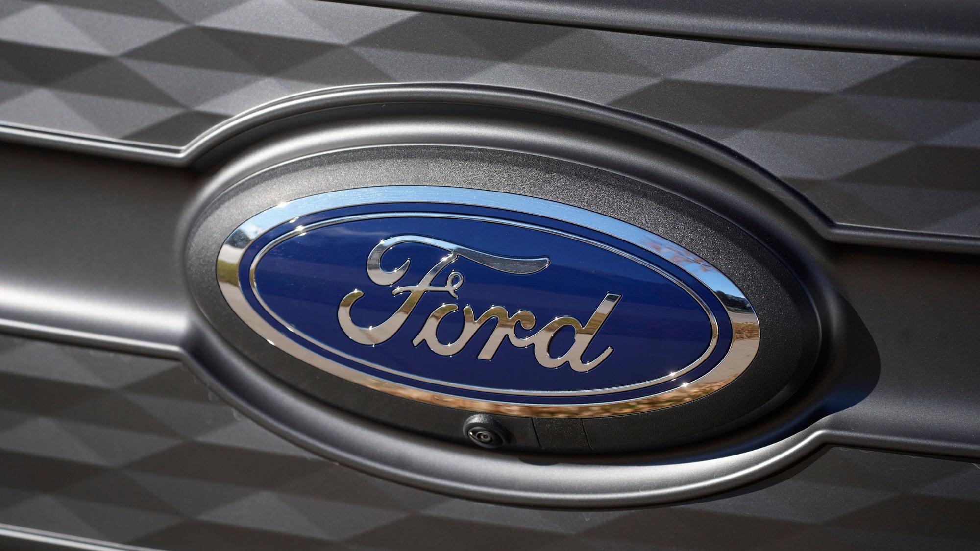 Das Firmenlogo von Ford leuchtet auf dem Kühlergrill eines unverkauften Pickups vom Typ F-150 Lightning bei einem Ford-Händler im Südosten von Denver.