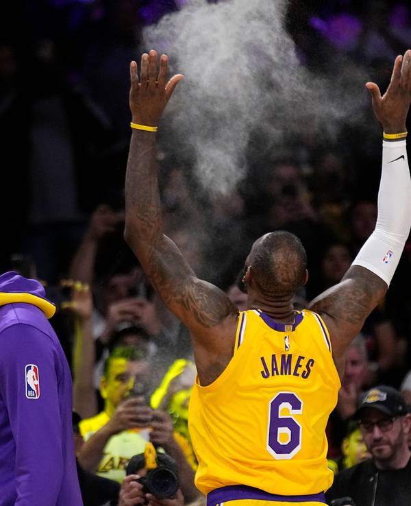 LeBron James von den Los Angeles Lakers schmeißt vor einem Spiel Puder in die Luft.