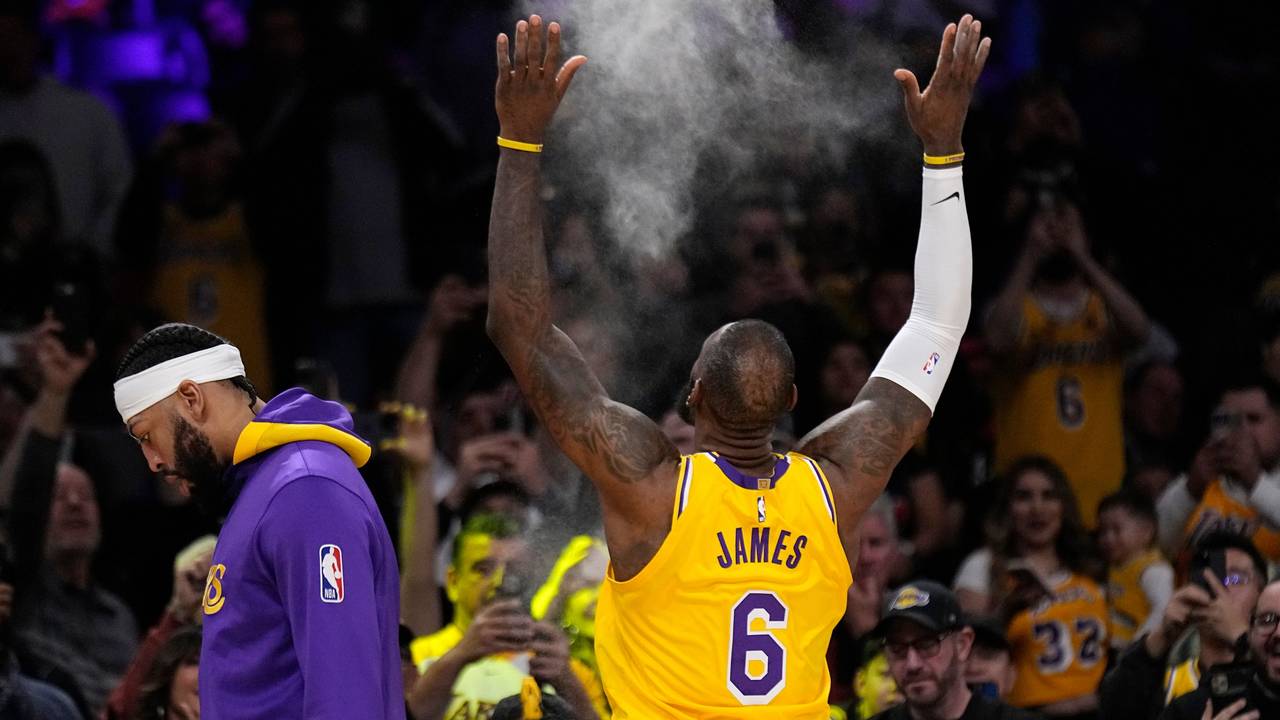 LeBron James von den Los Angeles Lakers schmeißt vor einem Spiel Puder in die Luft.