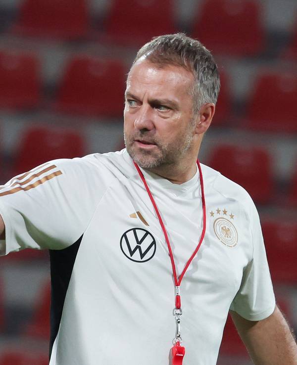 Bundestrainer Hansi Flick leitet das Training.
