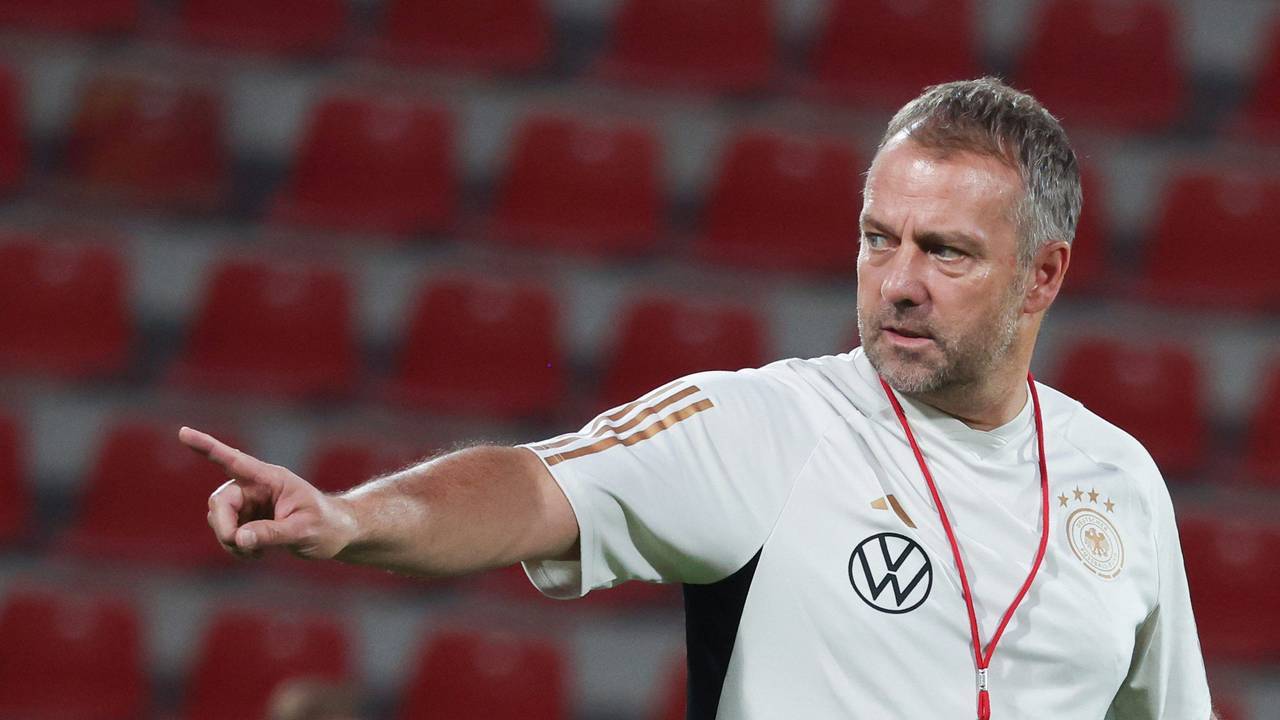 Bundestrainer Hansi Flick leitet das Training.