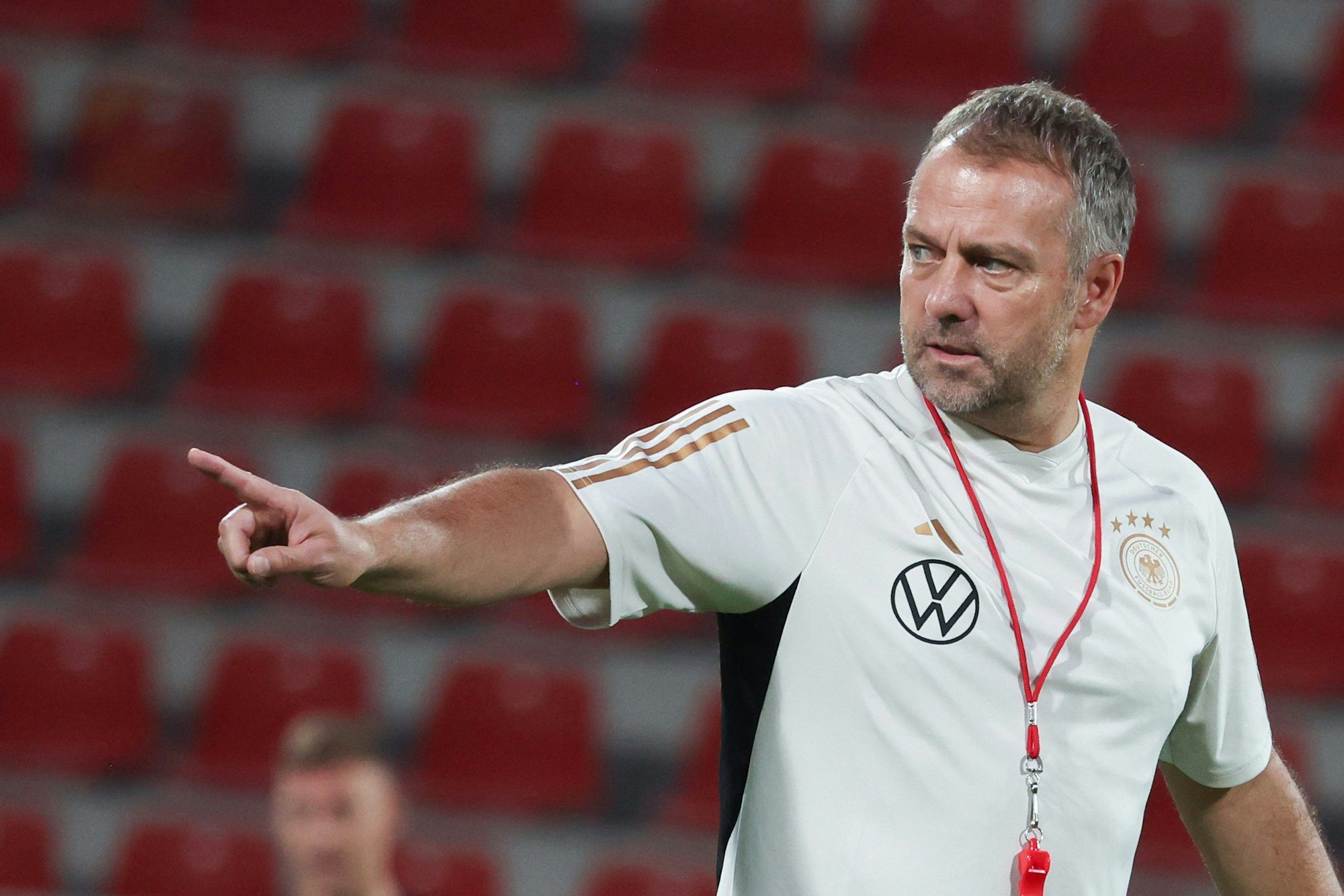 Bundestrainer Hansi Flick leitet das Training.