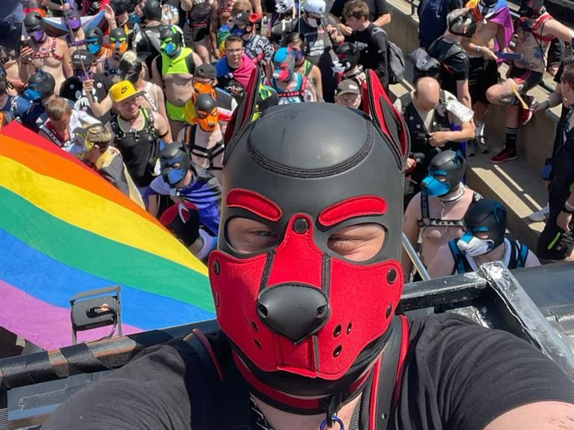 Ein Mann mit einem Pupplay-Outfit macht ein Selfie.