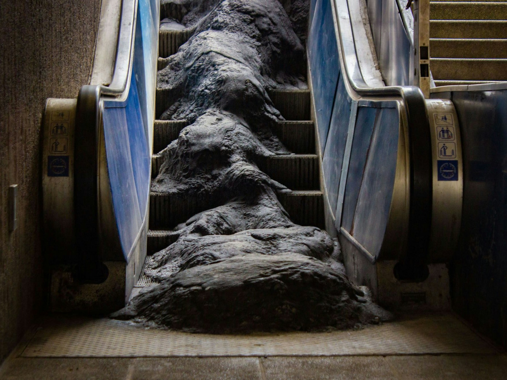 An einer Treppe am Ebertplatz in Köln haben sich Künstler verdient gemacht. Jetzt sieht die Treppe aus, als sei sie zugeschüttet worden.