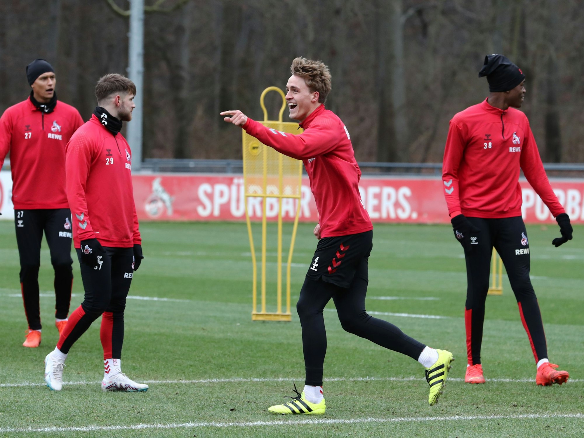 Timo Hübers feiert ein Tor im Training des 1. FC Köln.