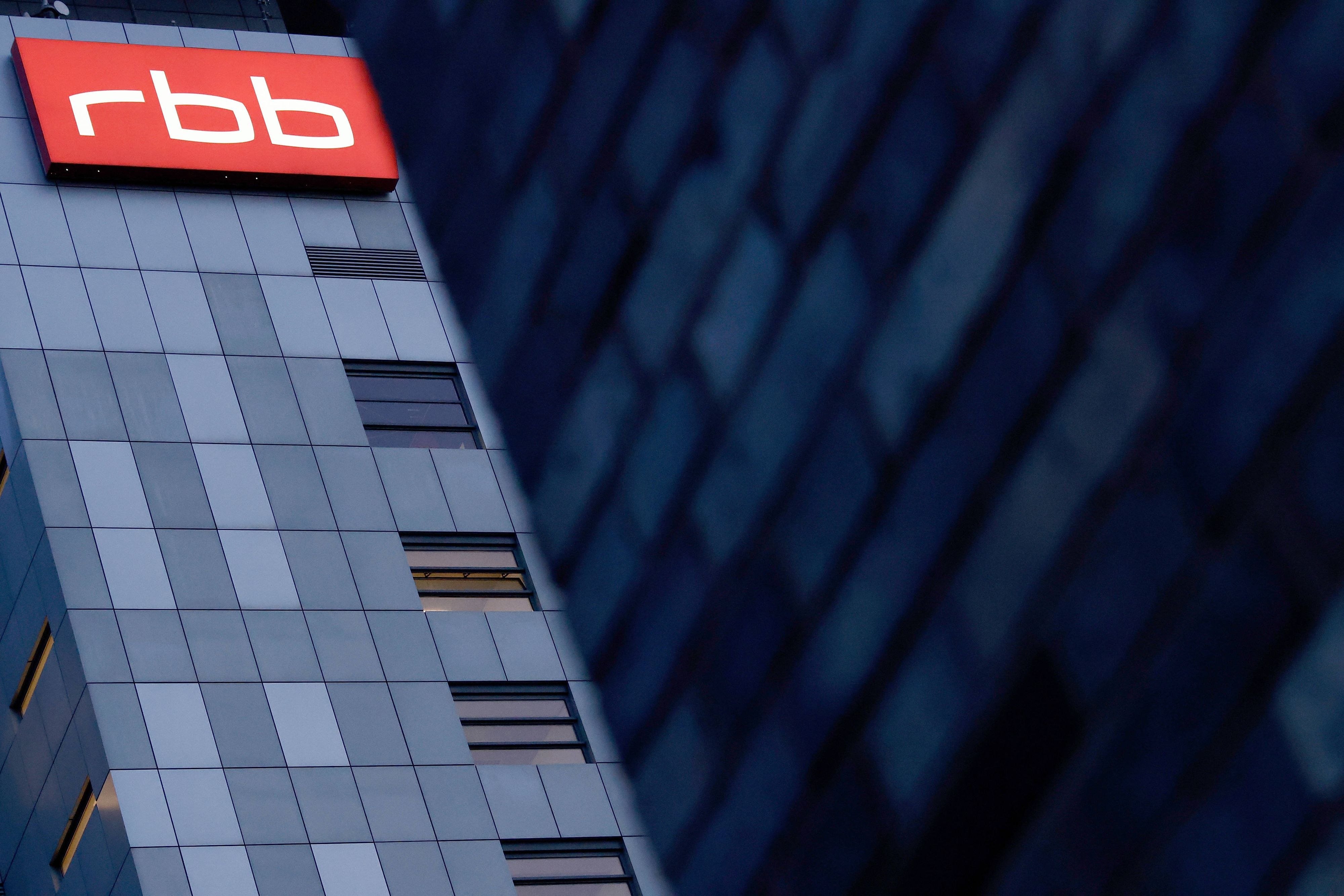 Das beleuchtete Logo des Senders Rundfunk Berlin-Brandenburg (RBB),hier im Auguast 2022 in Berlin, ist an der Fassade am Sitz des Senders an der Masurenallee angebracht.