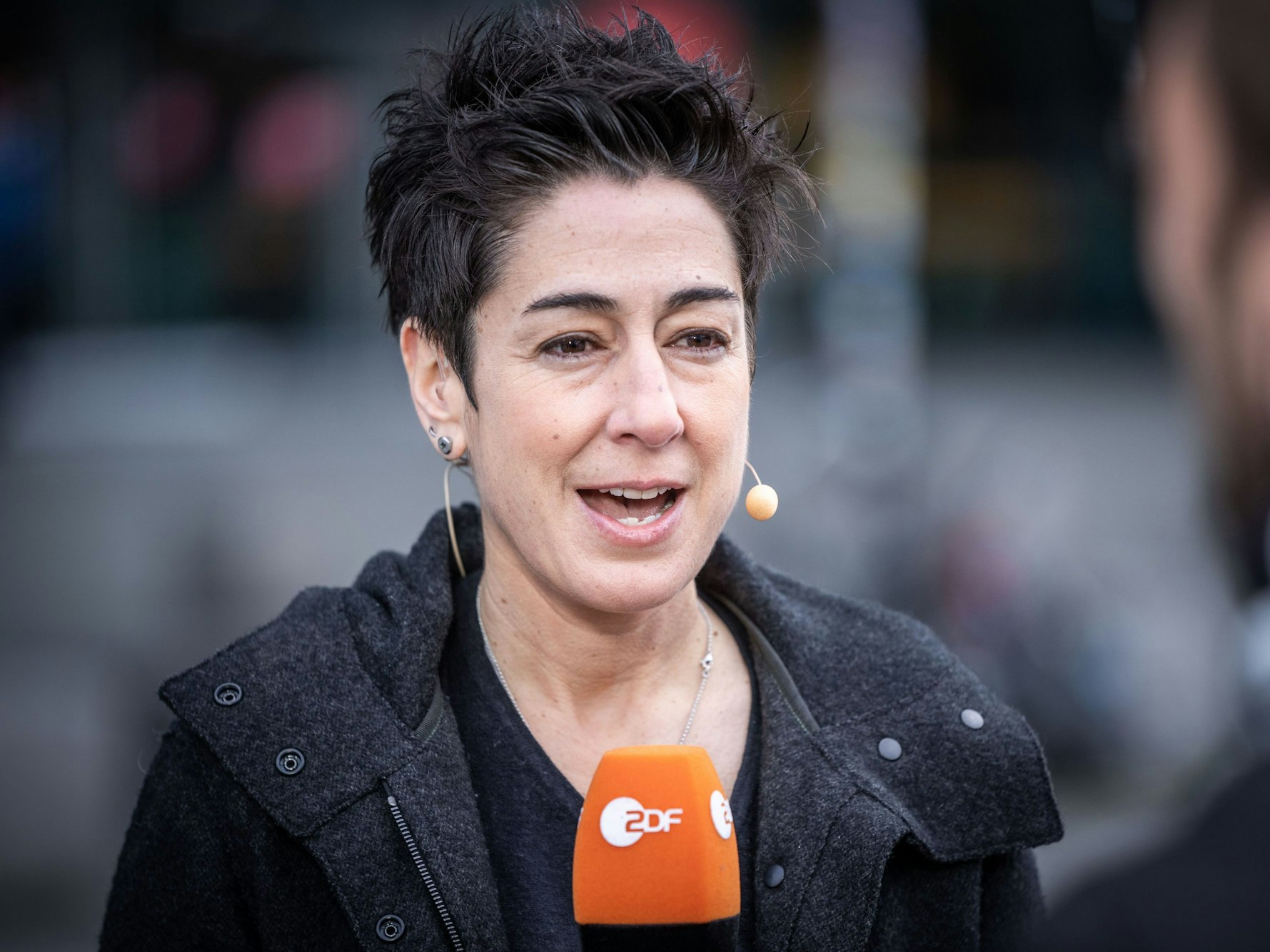 Moderatorin Dunja Hayali ist beim ZDF-"Morgenmagazin" vor Ort am Berliner Hauptbahnhof. D