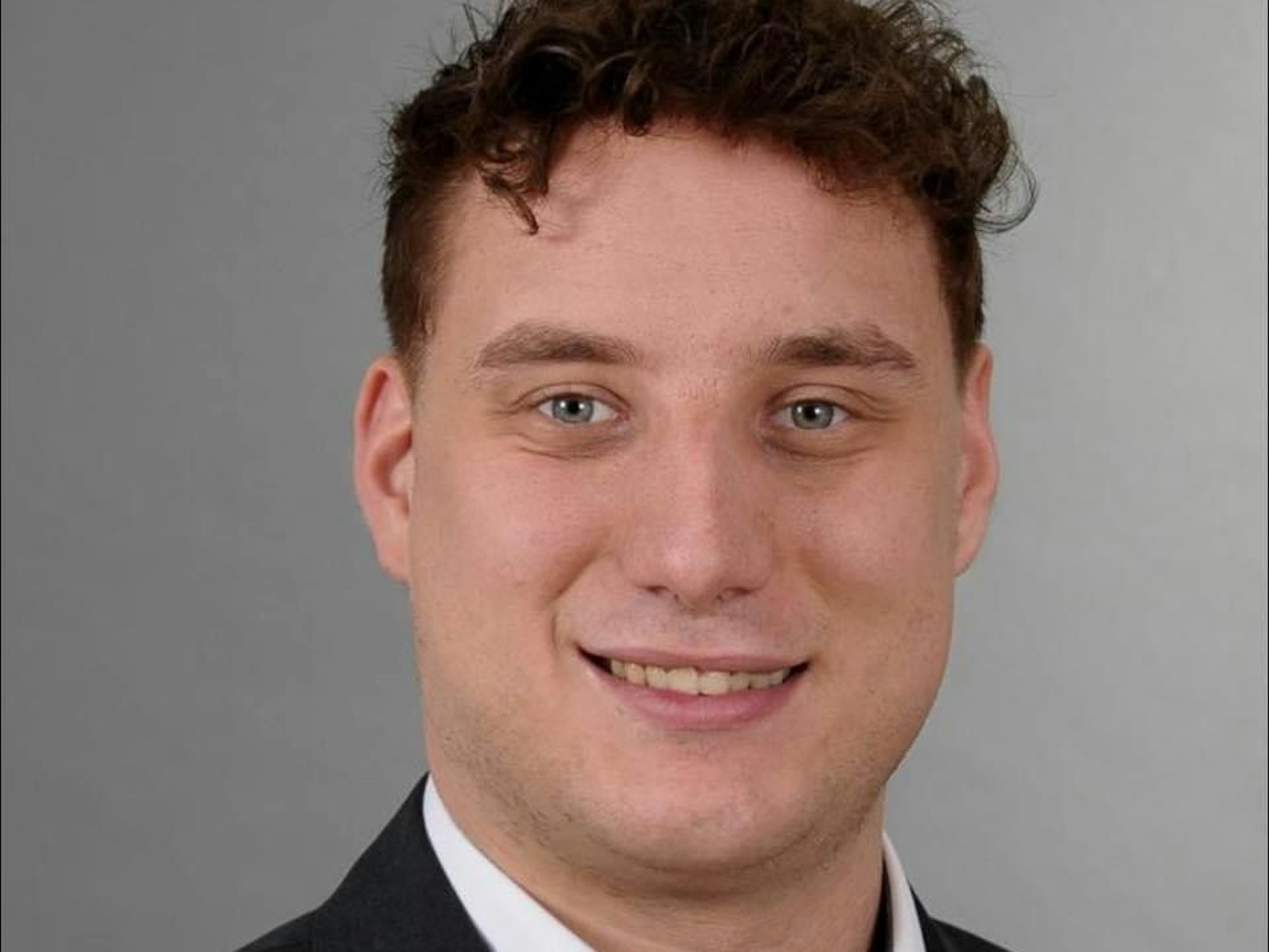 Niclas Ehrenberg lächelt in die Kamera.