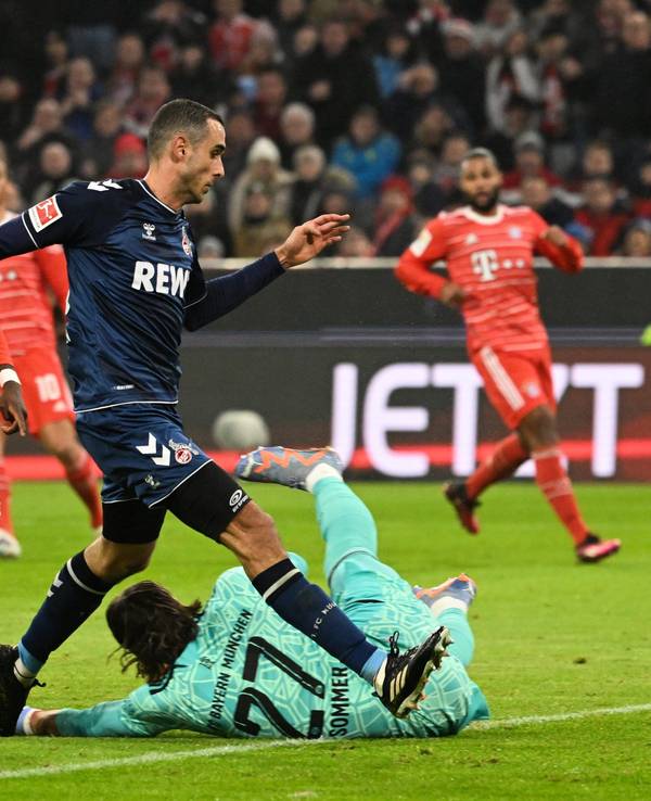 Ellyes Skhiri kommt gegen Yann Sommer zu spät.