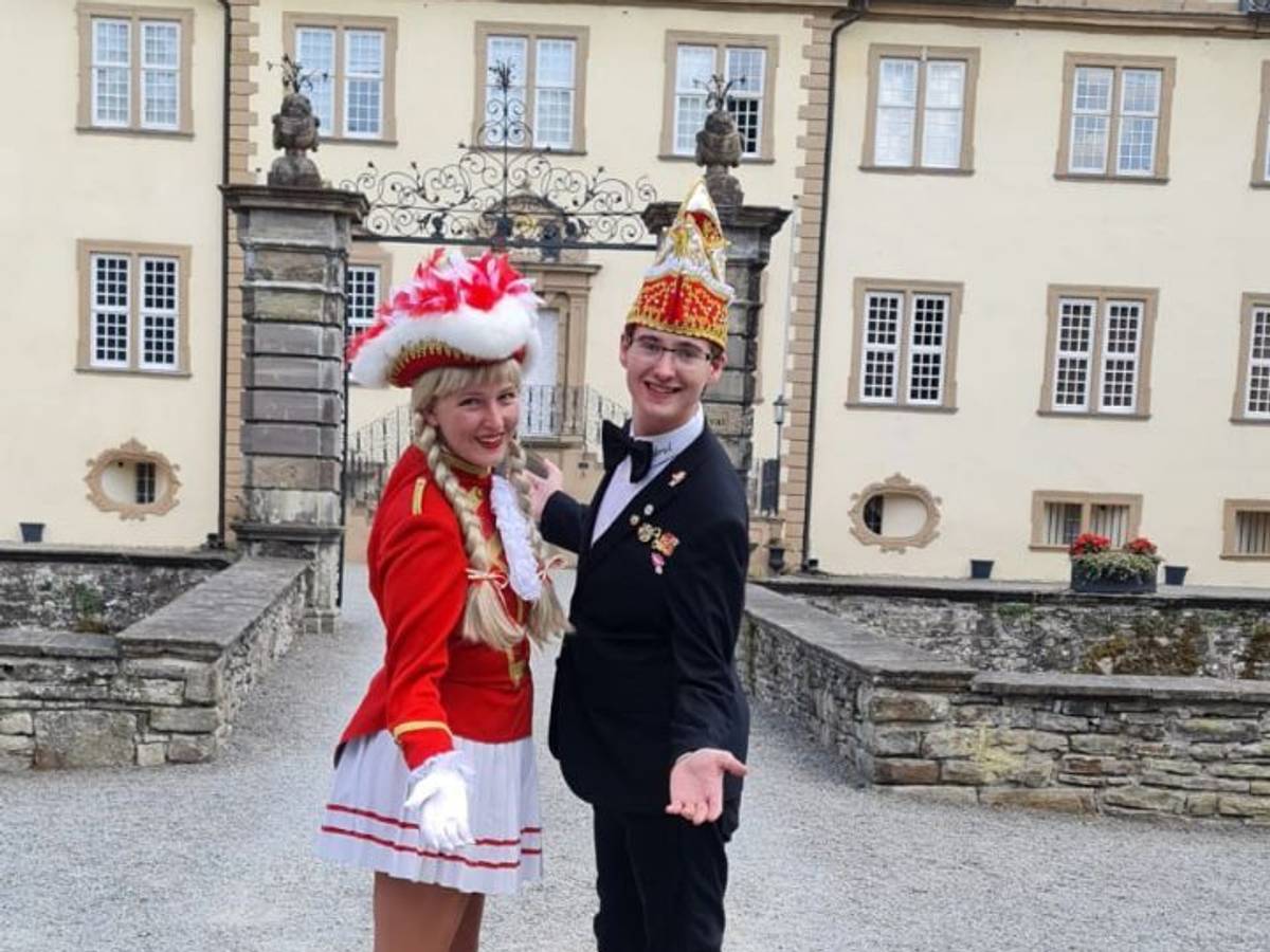 Gabriel Geishüttner steht in Montur vor einem Schloss.